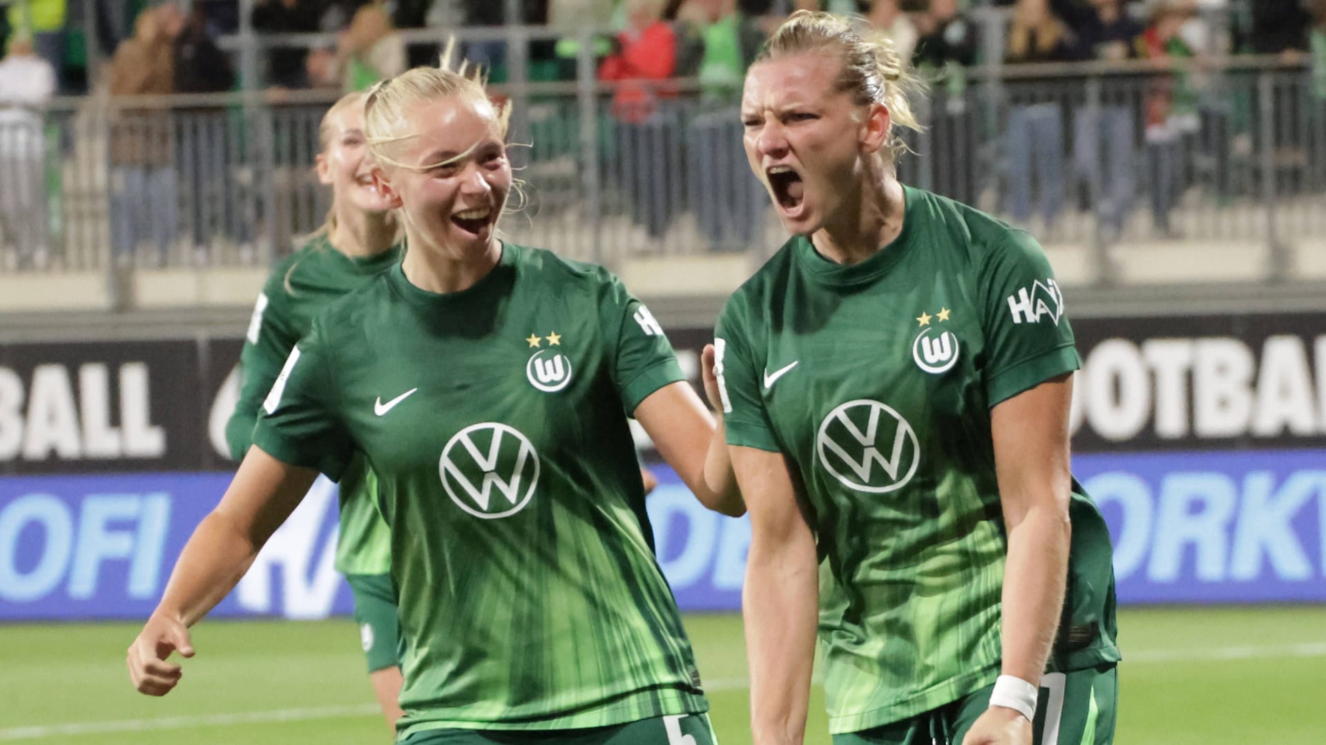 Traf zum Endstand: Wolfsburgs Alexandra Popp (r.) jubelt gegen Werder Bremen. Traf zum Endstand: Wolfsburgs Alexandra Popp (r.) jubelt gegen Werder Bremen.