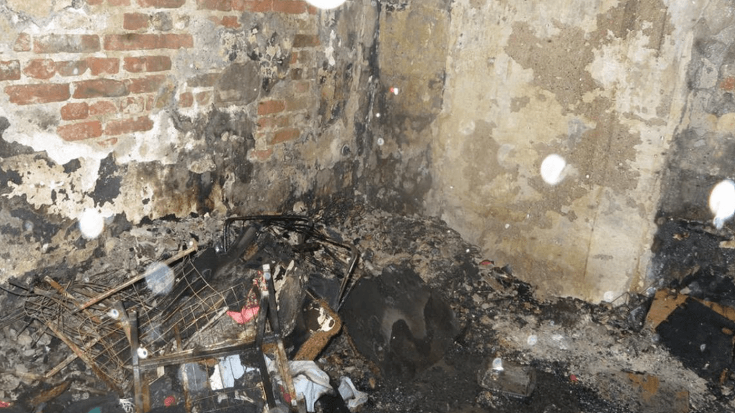 Brandspuren der Wohnung im Severinsviertel (Archivfoto): Das Haus in der Nähe des Severinsviertel war bis auf die Grundmauern niedergebrannt. Brandspuren der Wohnung im Severinsviertel (Archivfoto): Das Haus in der Nähe des Severinsviertel war bis auf die Grundmauern niedergebrannt.