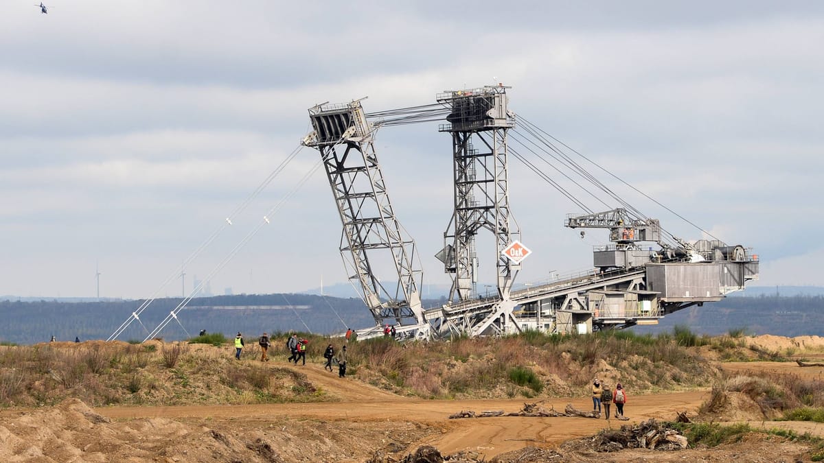 Hambacher Forst: Aktivisten besetzen einen Kohlebagger im Tagebau