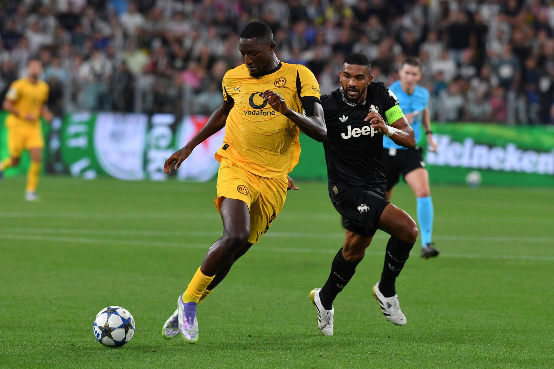 Serhou Guirassy (bis 90.+2): Wie Adeyemi stets anspielbar. Betätigte sich öfters als umsichtiger Vorbereiter für seine Mitspieler. Legte auf Adeyemi ab (37.), gab dann den Assist zum 1:0 (53.). Holte den Elfmeter zum 4:2 raus, wollte auch selbst schießen, musste aber an Bensebaini abtreten. Note 3