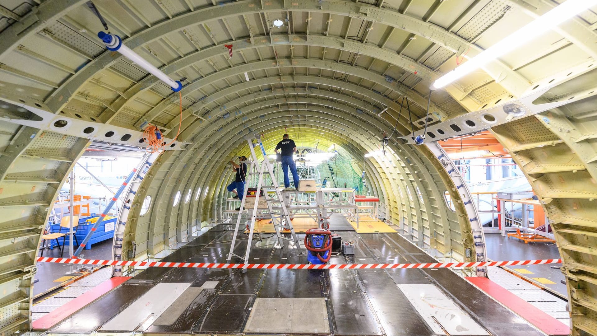 Die Elbe Flugzeugwerke Dresden mit mehr als 2.000 Mitarbeitern im Vorjahr einen Umsatz von rund 650 Millionen Euro erzielt. Die Elbe Flugzeugwerke Dresden mit mehr als 2.000 Mitarbeitern im Vorjahr einen Umsatz von rund 650 Millionen Euro erzielt.