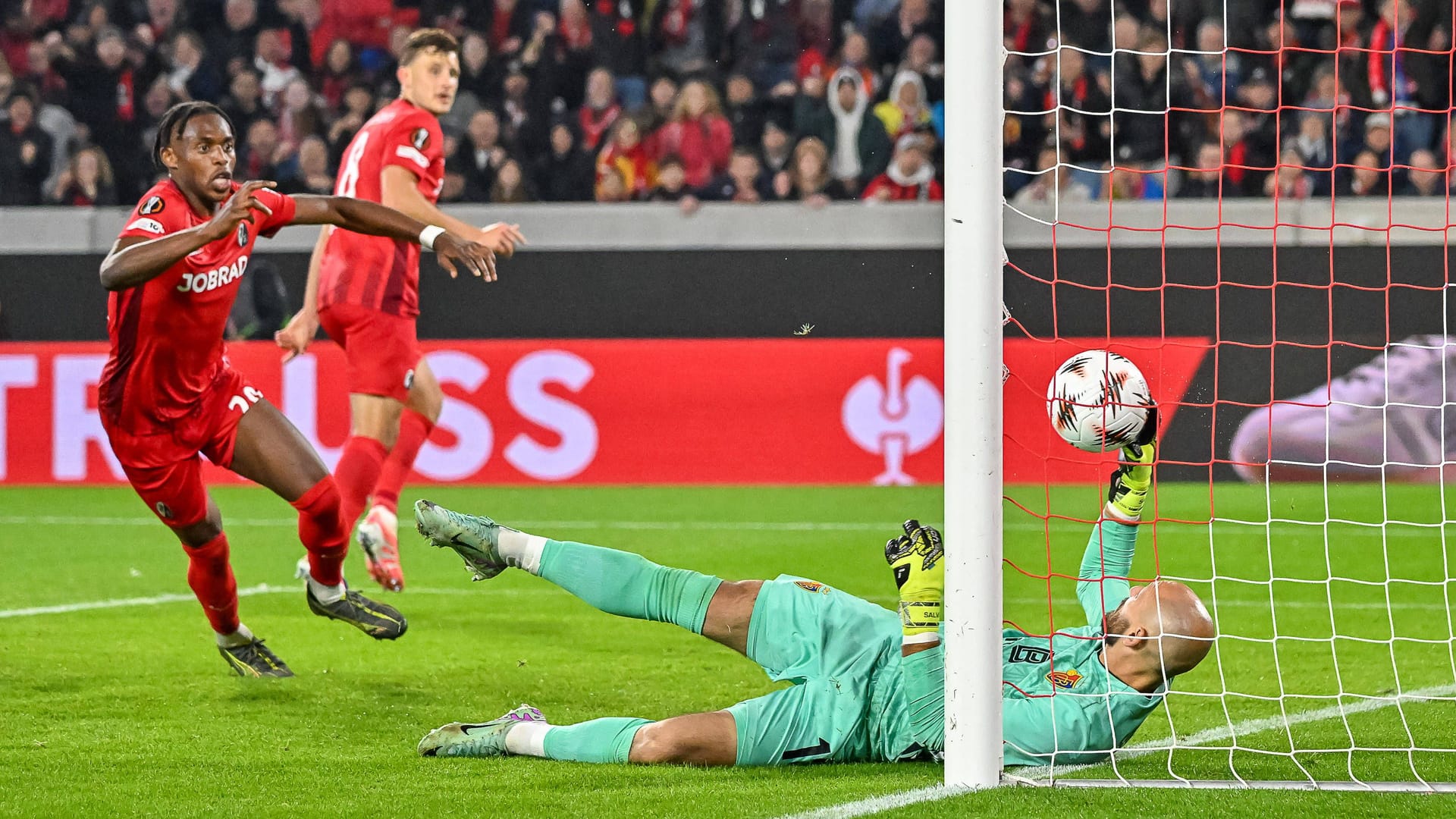 Zu spät: Basels Torwart Salvi erwischt den Ball erst hinter der Linie. Zu spät: Basels Torwart Salvi erwischt den Ball erst hinter der Linie.