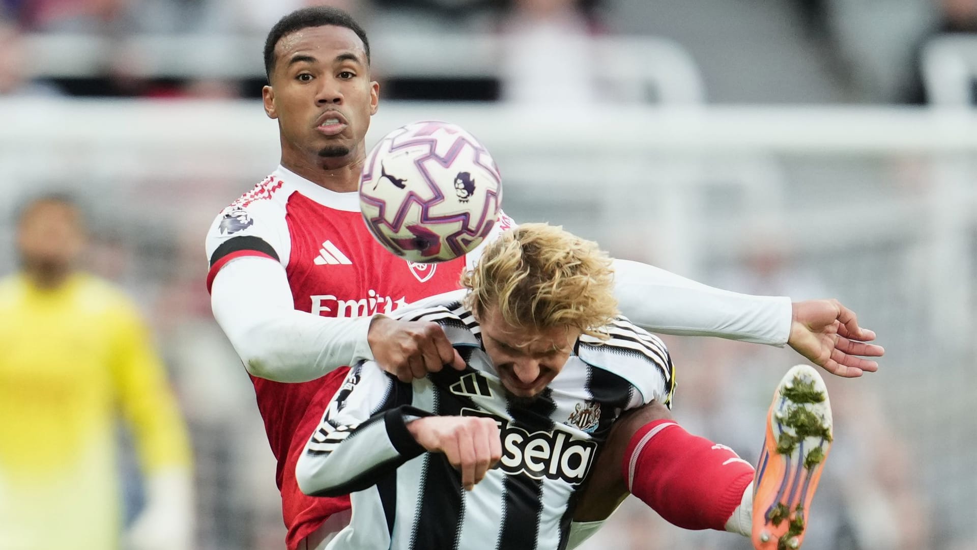Hartes Duell: Arsenals Gabriel (li.) gegen Newcastles Nick Woltemade.
