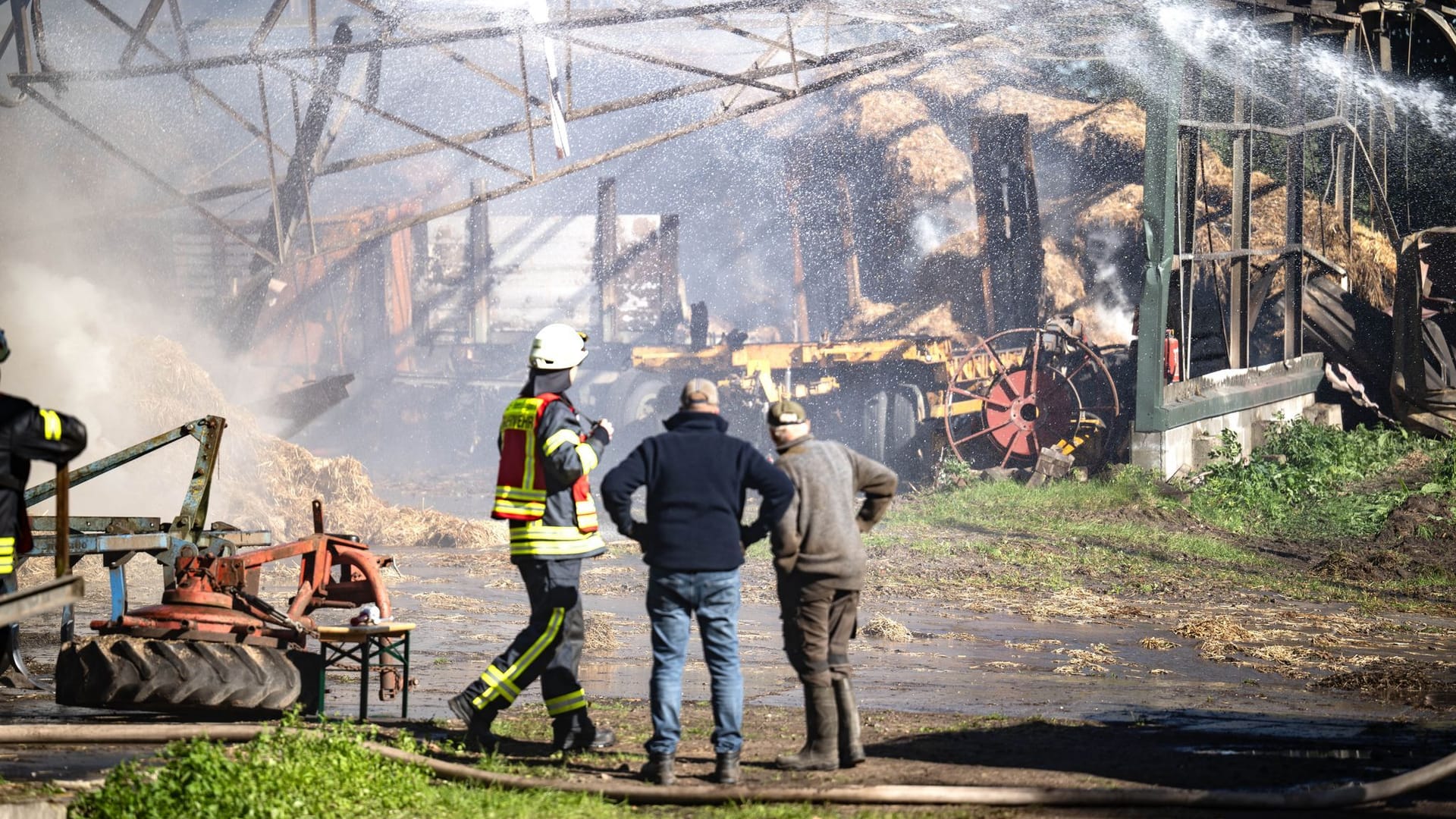 Brand in Gyhum: Die Polizei prüft derzeit, ob das Feuer im Zusammenhang mit dem Tötungsdelikt steht, das wenige hundert Meter vom Brandort entfernt verübt wurde.
