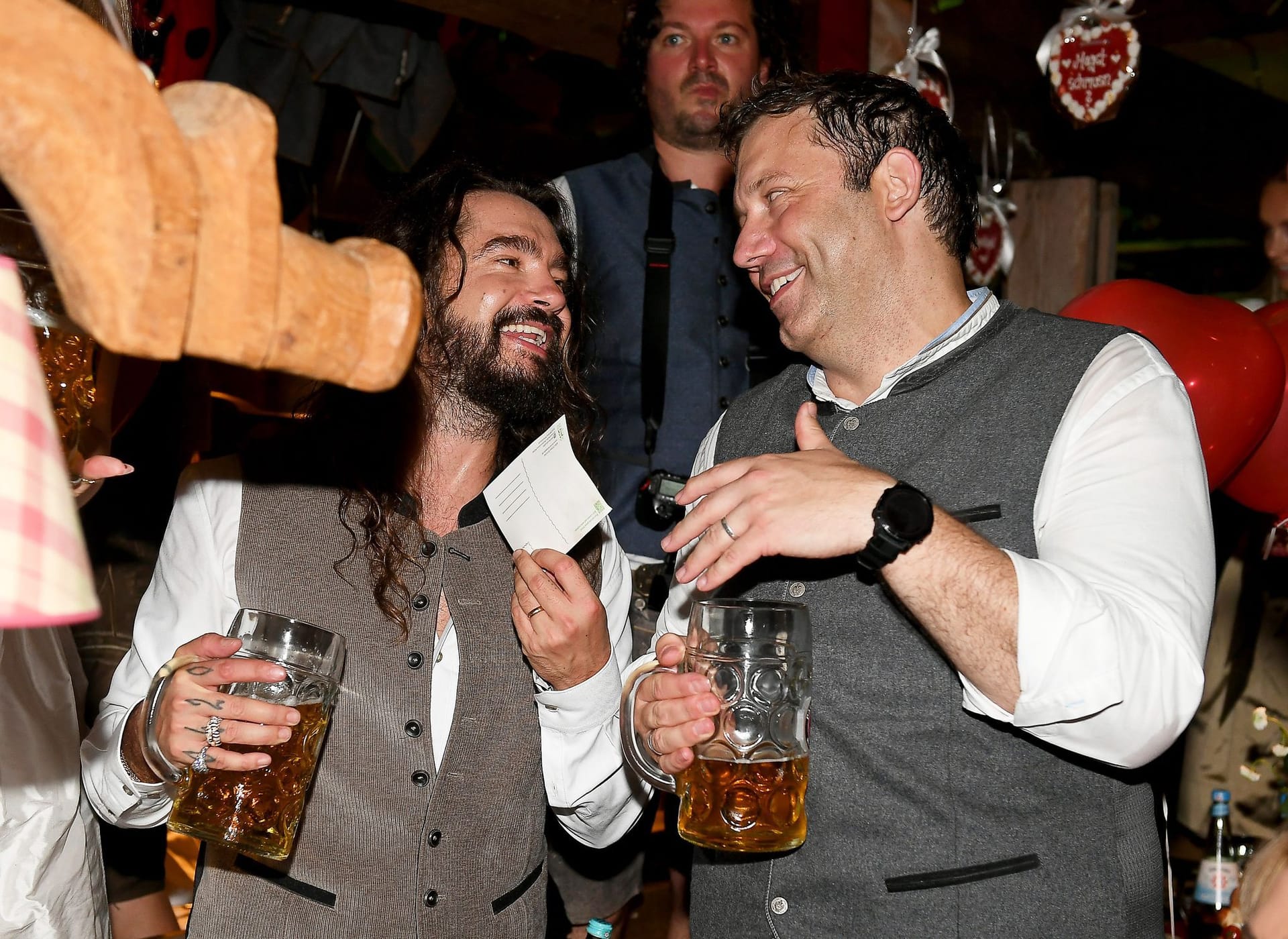Tom Kaulitz (l) tauschte sich beim Oktoberfest in München mit Vizekanzler Lars Klingbeil aus.