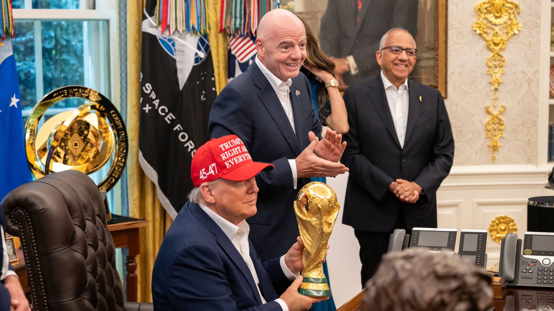 Donald Trump (l.) mit dem WM-Pokal und Fifa-Präsident Gianni Infantino (M.). Donald Trump (l.) mit dem WM-Pokal und Fifa-Präsident Gianni Infantino (M.).