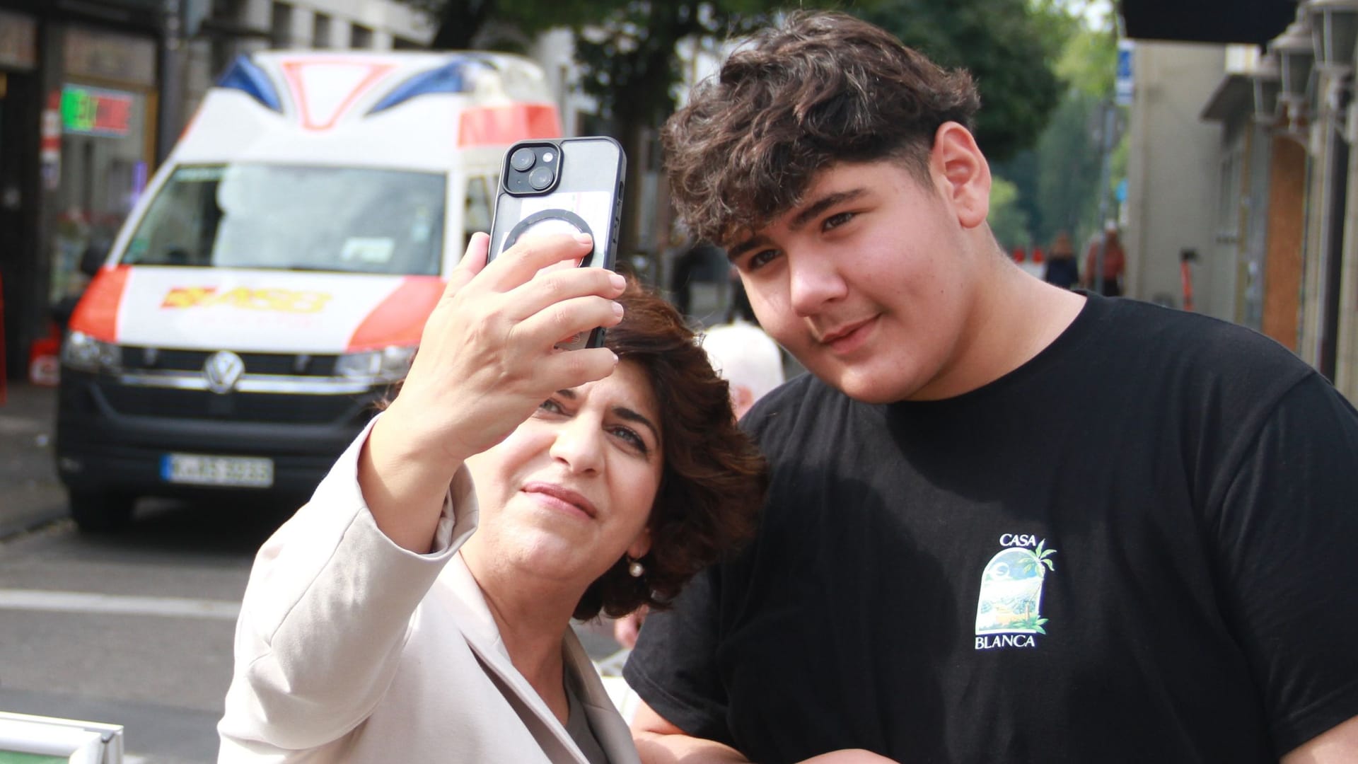 Berîvan Aymaz auf Wahlkampf-Tour in Porz: Sie möchte die erste grüne Oberbürgermeisterin einer Millionenstadt werden. Berîvan Aymaz auf Wahlkampf-Tour in Porz: Sie möchte die erste grüne Oberbürgermeisterin einer Millionenstadt werden.