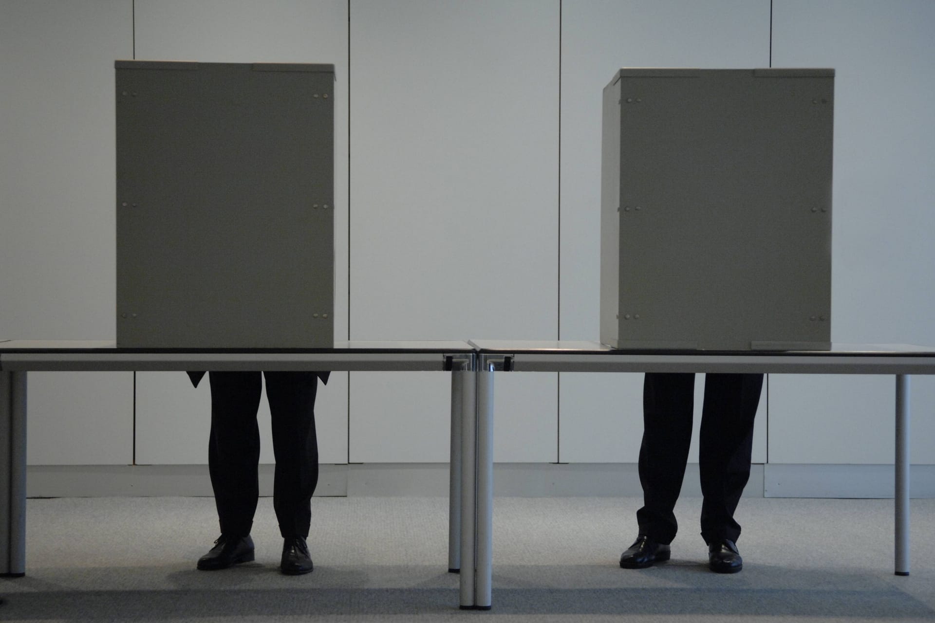 Männer hinter den Wahlkabinen in einem Wahllokal in Düsseldorf (Archivbild): Ab sofort können alle Wahlberechtigten in Nordrhein-Westfalen ihre Kreuzchen machen. Männer hinter den Wahlkabinen in einem Wahllokal in Düsseldorf (Archivbild): Ab sofort können alle Wahlberechtigten in Nordrhein-Westfalen ihre Kreuzchen machen.