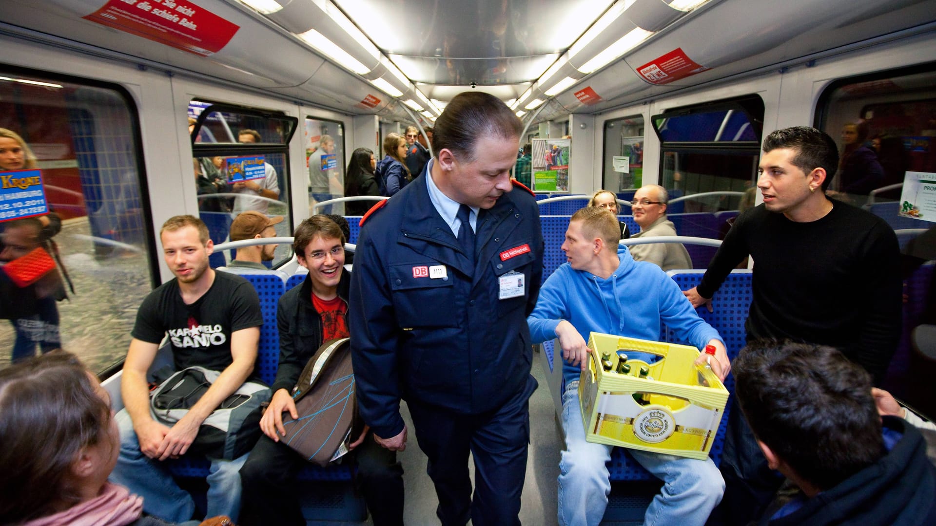 Fahrkartenkontrolle in Hamburg (Symbolfoto): Wer im HVV ohne Ticket erwischt wird, muss eine saftige Strafe zahlen.