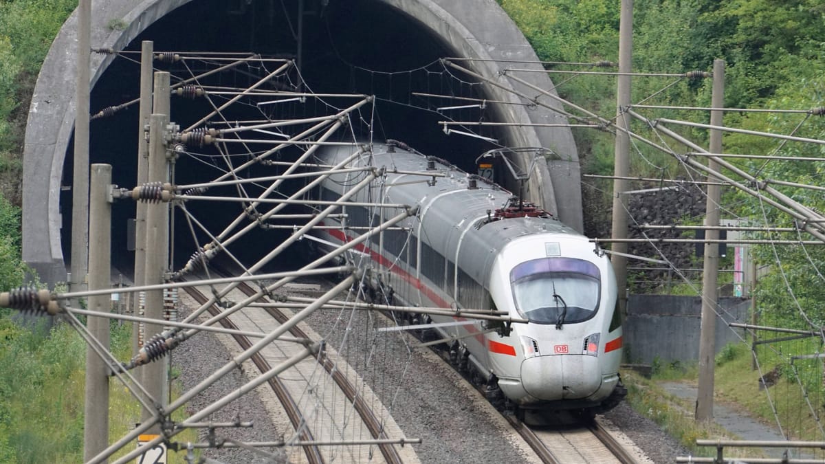 Zaradi okvare klimatske naprave evakuirali ICE v bližini Würzburga