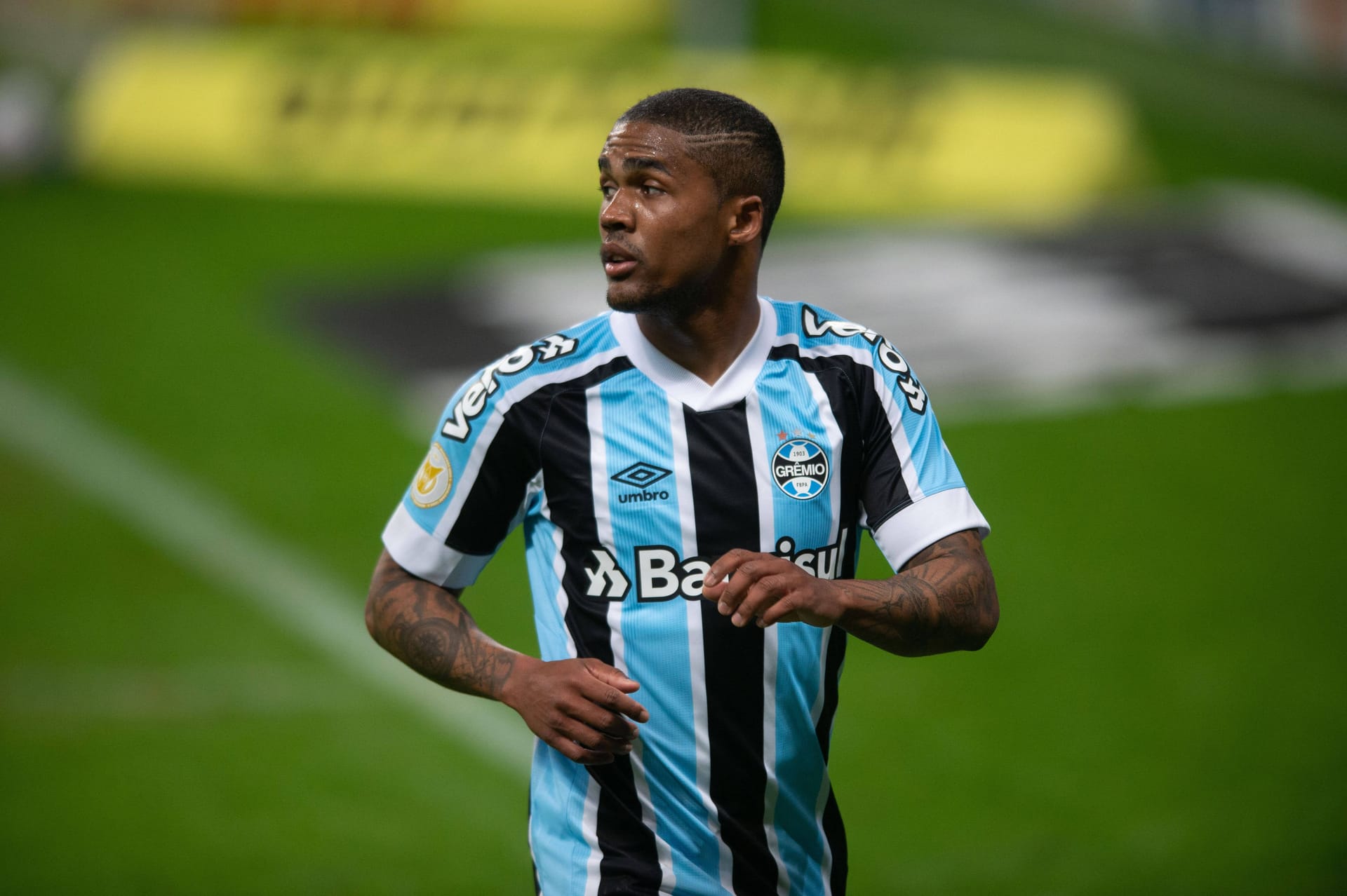Zurück an alter Wirkungsstätte: Douglas Costa im Trikot von Gremio Porto Alegre. Zurück an alter Wirkungsstätte: Douglas Costa im Trikot von Gremio Porto Alegre.