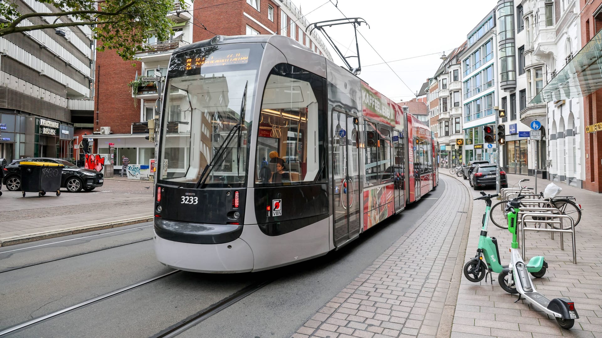 Straßenbahn in der Bremer Innenstadt: Die BSAG muss wegen Radverschleiß vorerst Fahrten streichen. Straßenbahn in der Bremer Innenstadt: Die BSAG muss wegen Radverschleiß vorerst Fahrten streichen.
