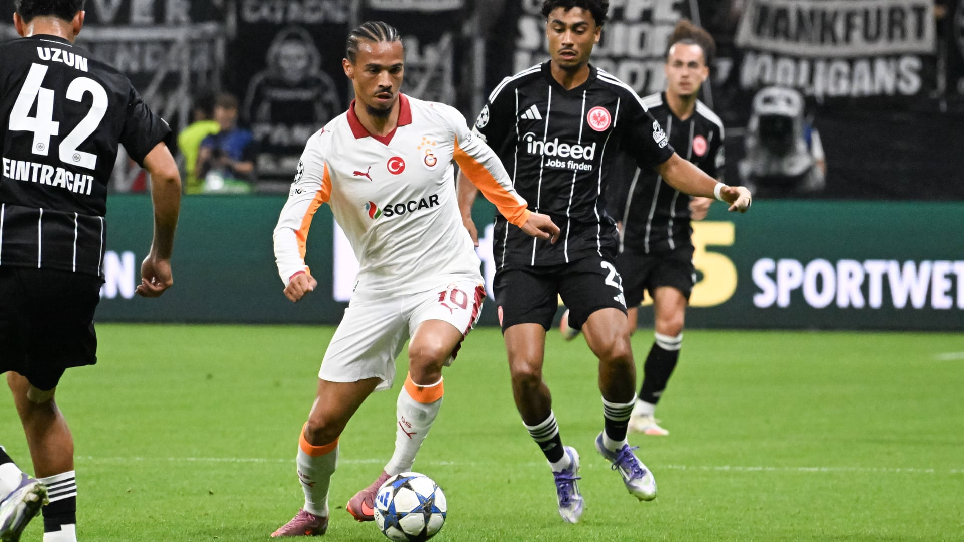Leroy Sané im Einsatz in der Europa League gegen Eintracht Frankfurt: Der Angreifer hatte vor seinem Wechsel zu Galatasaray fünf Jahre lang für den FC Bayern gespielt.