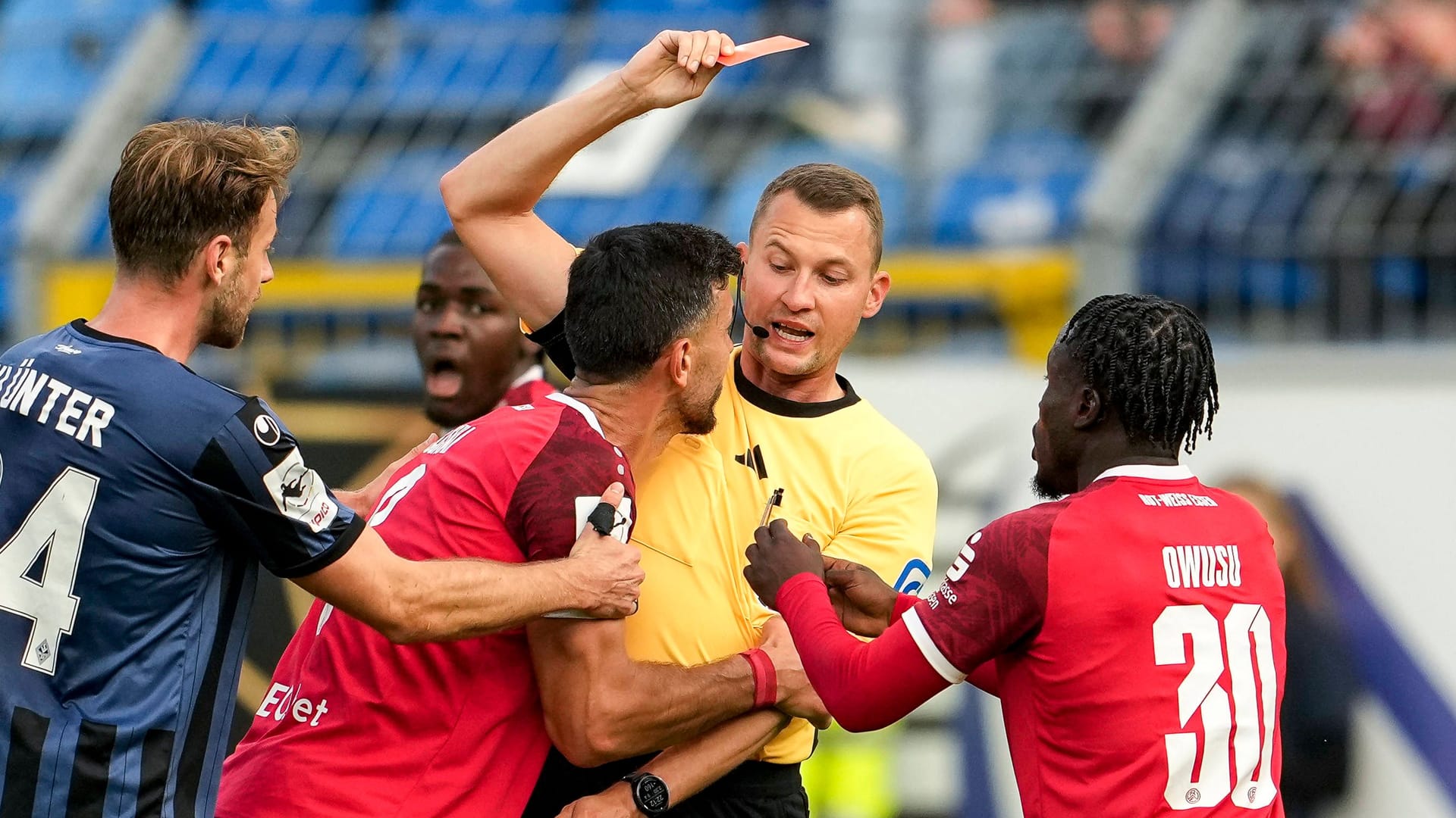 Klaus Gjasula (M.) bedrängt Florian Lechner (in Gelb): Der erfahrene Profi wird im nächsten Spiel fehlen. Klaus Gjasula (M.) bedrängt Florian Lechner (in Gelb): Der erfahrene Profi wird im nächsten Spiel fehlen.