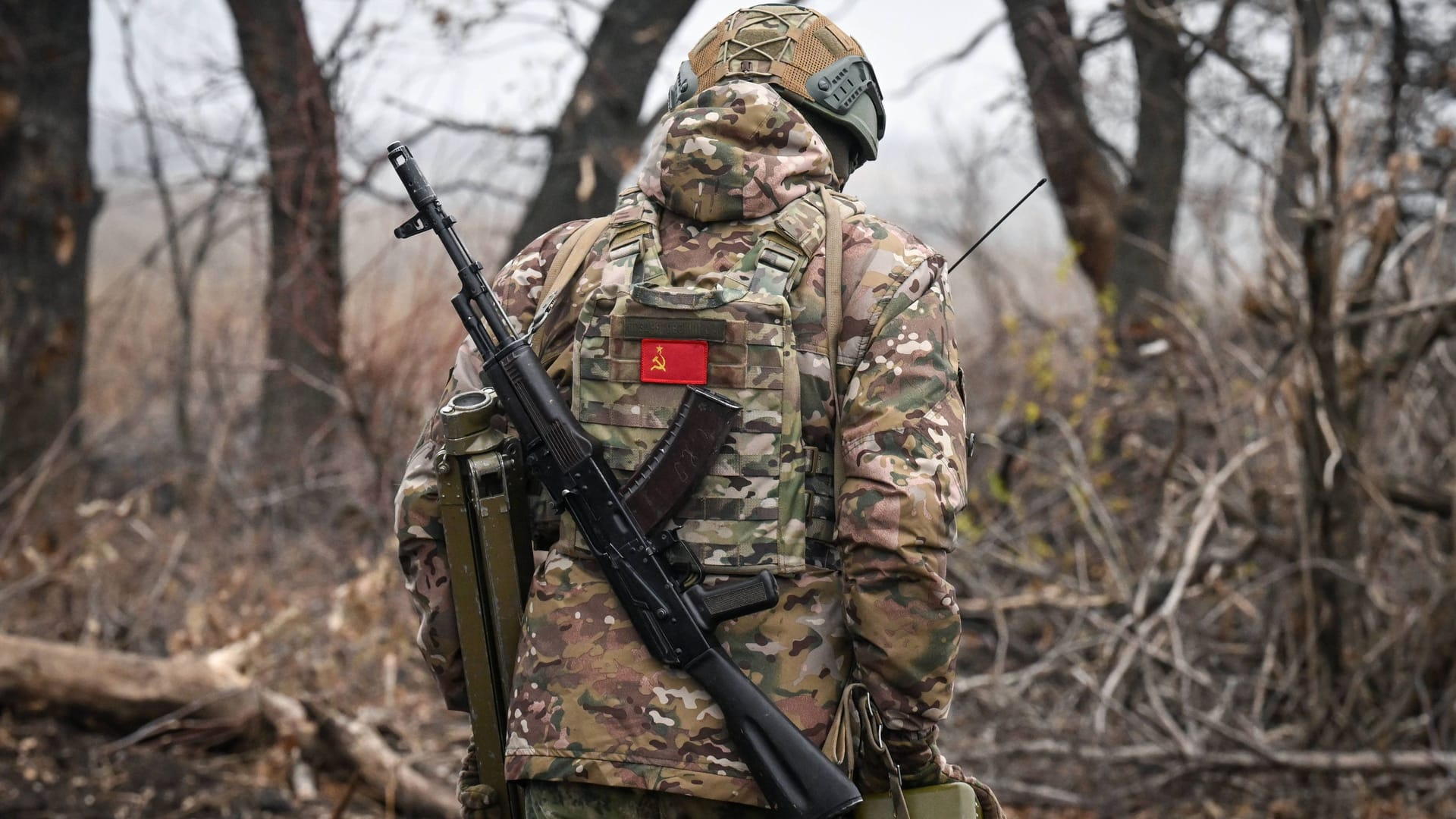 Ein russischer Soldat in der ukrainischen Region Donezk. Offenbar gibt es Infiltrationen einiger Einheiten in die Stadt Pokrowsk. (Archivbild) Ein russischer Soldat in der ukrainischen Region Donezk. Offenbar gibt es Infiltrationen einiger Einheiten in die Stadt Pokrowsk. (Archivbild)