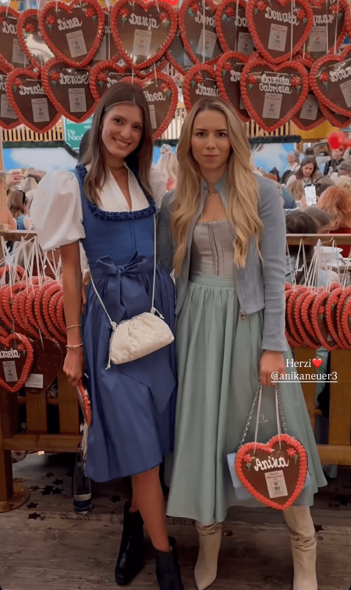 Sophia Schneiderhan und Anika Neuer zeigten sich zusammen auf dem Oktoberfest.
