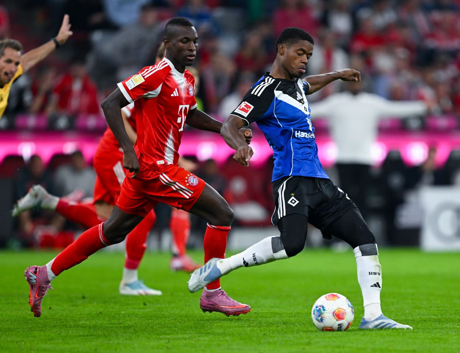 Nicolas Jackson (ab 46.): Der Neuzugang kam zur 2. Halbzeit für Gnabry rein und feierte gleich sein Debüt für Bayern. Spielte vor Kane im Sturmzentrum. Bei seinen ersten Aktionen wirkte er noch etwas nervös. In der 71. Minute gab er aus spitzem Winkel seinen ersten Torschuss ab. Note 3