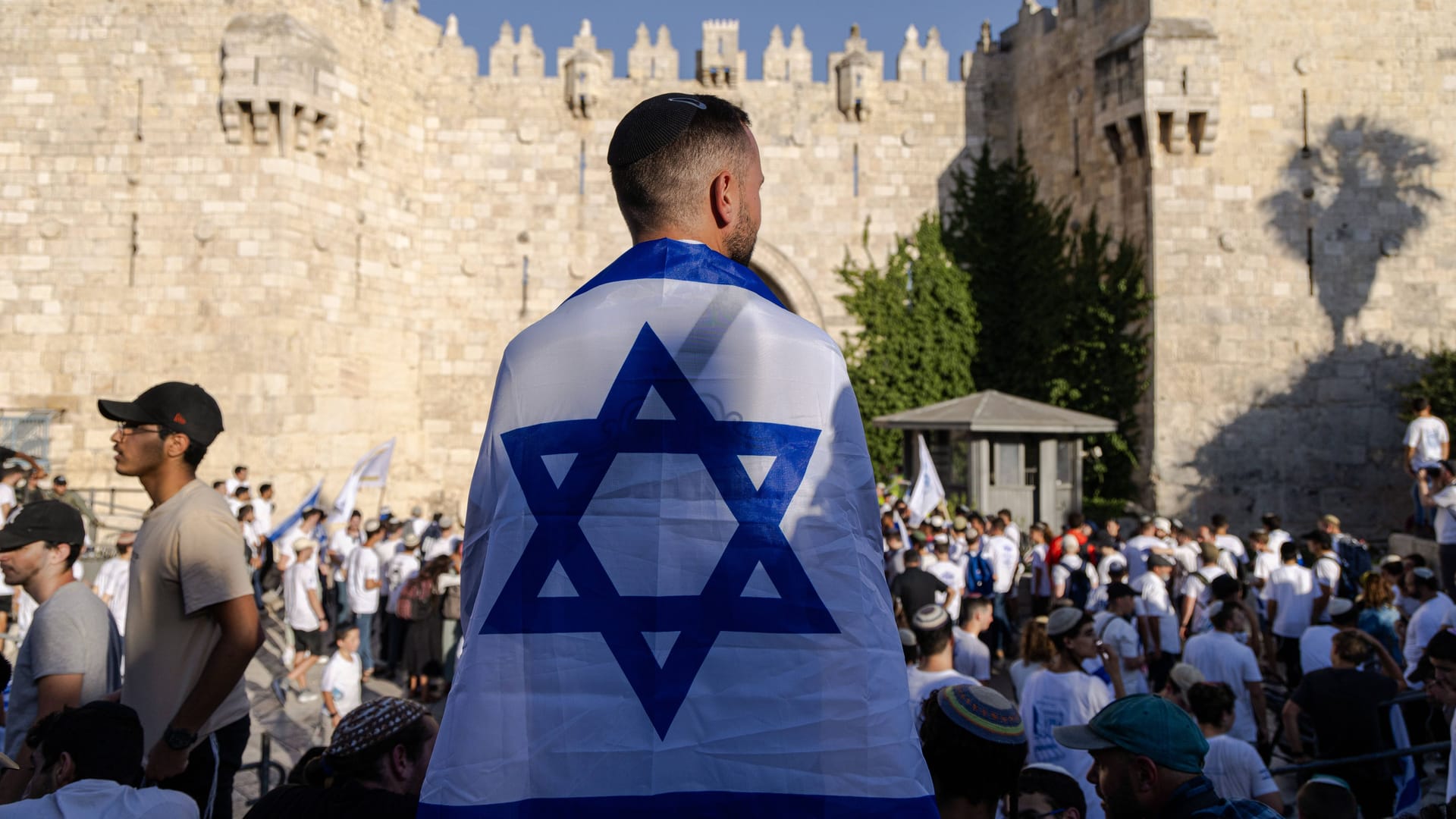 Ein Demonstrant in Jerusalem hat die israelische Flagge um seine Schultern gelegt: Deutschland zögert bei der Anerkennung eines palästinensischen Staates.