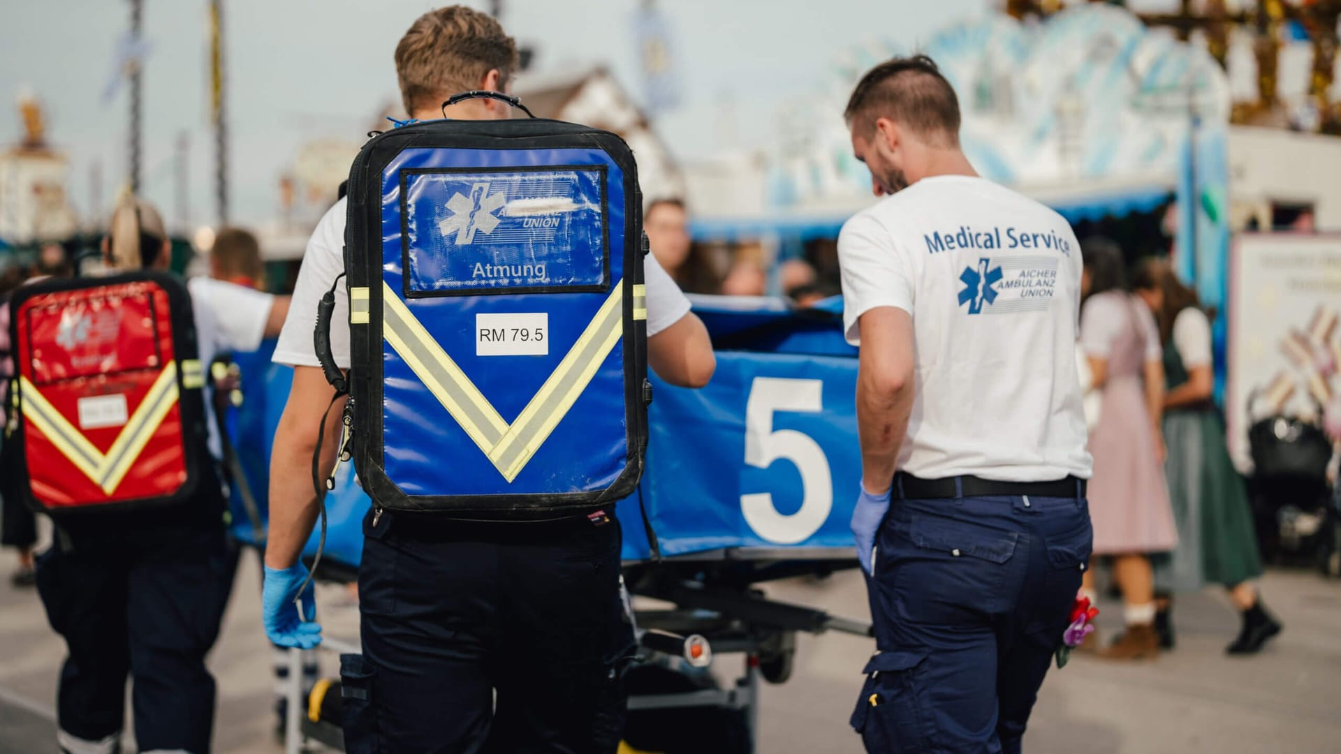 Mitarbeiter der Aicher Ambulanz auf der Theresienwiese (Archivbild): Die Frau konnte nicht mehr wiederbelebt werden. Mitarbeiter der Aicher Ambulanz auf der Theresienwiese (Archivbild): Die Frau konnte nicht mehr wiederbelebt werden.