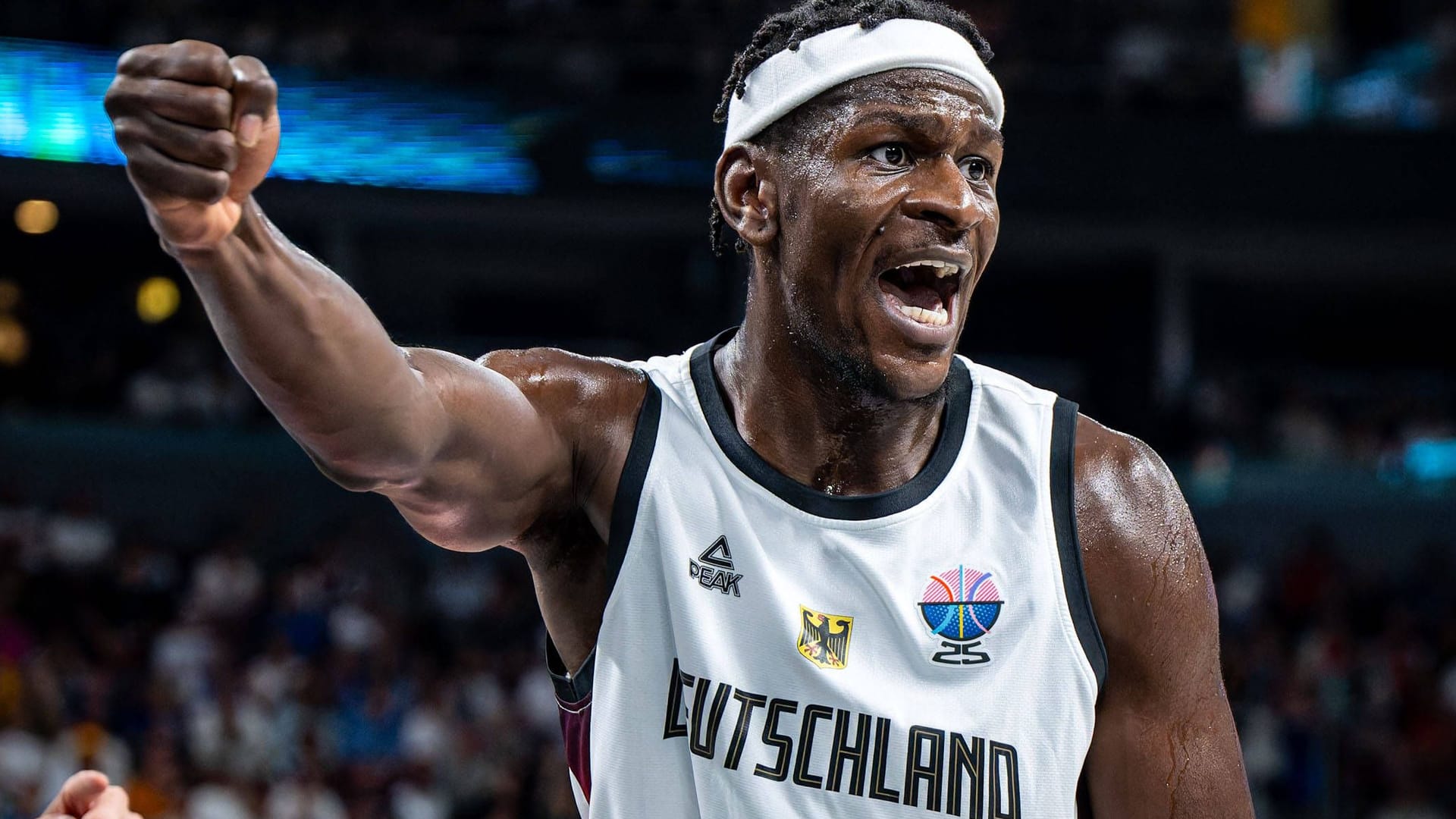 Isaac Bonga: Der Guard spielte in der Kindheit auch Fußball.