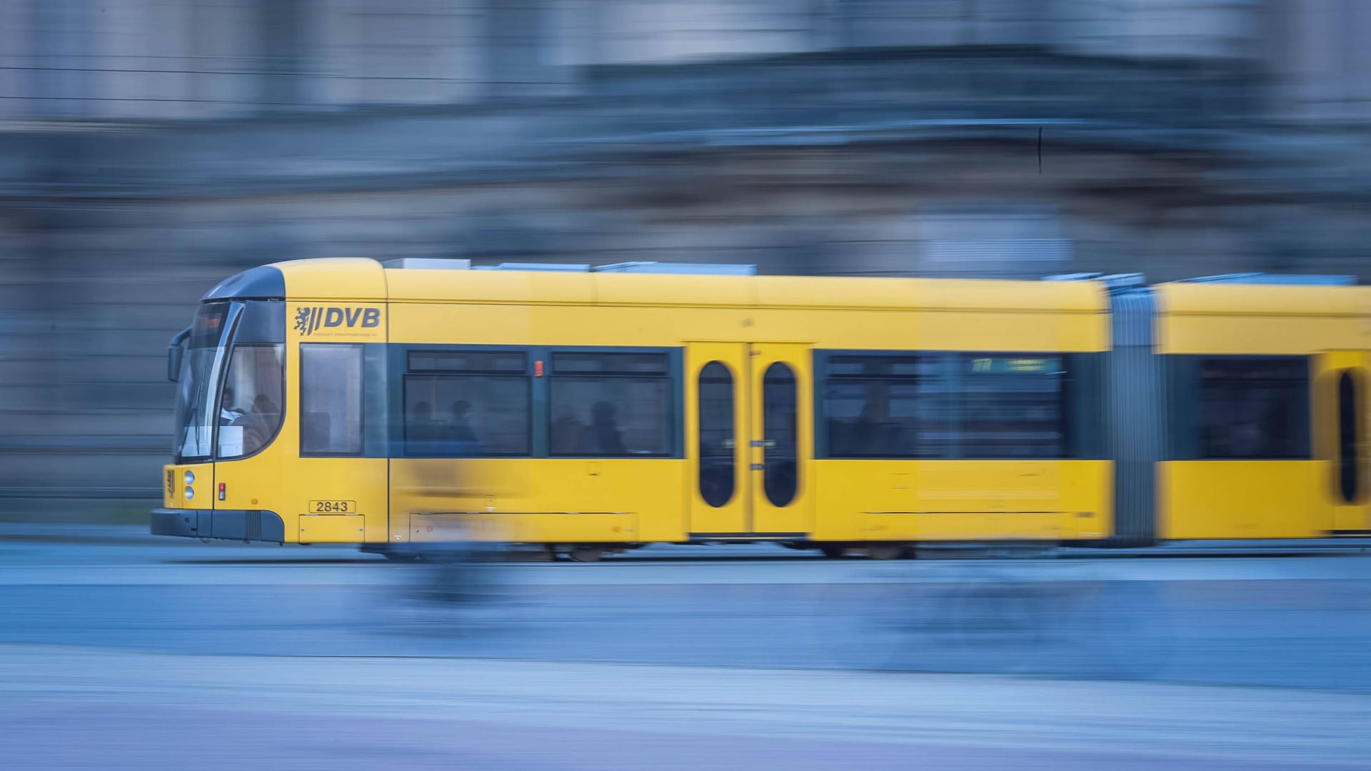 Eine Straßenbahn in Dresden (Archivbild): Ein Mann ist wegen einer mutmaßlich rechtsextremen Tat angeklagt worden.