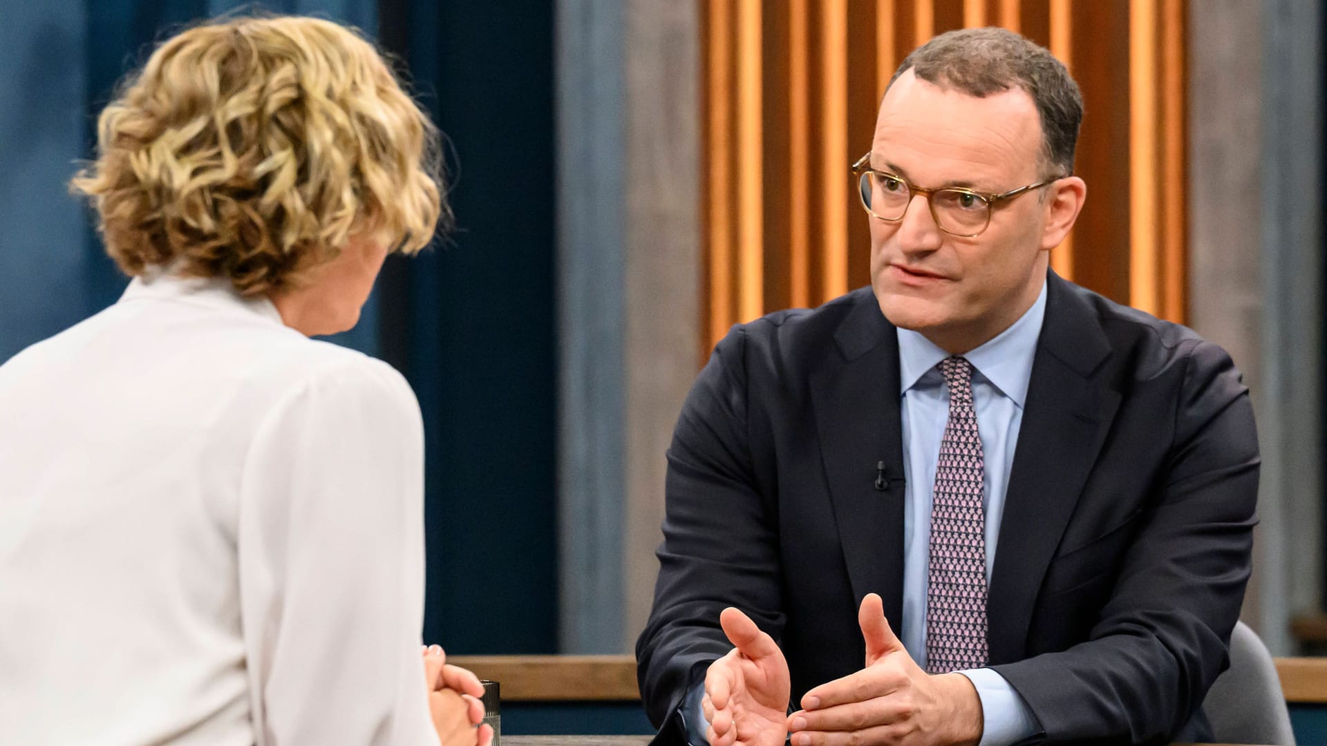 Spahn mit Moderatorin Caren Miosga im Kreuzverhör. Spahn mit Moderatorin Caren Miosga im Kreuzverhör.