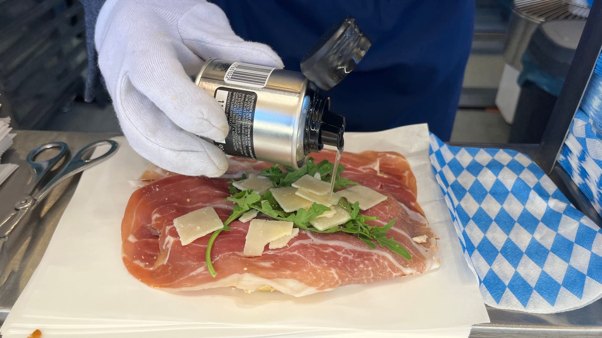 Die belegte Breze wird mit Trüffelöl verfeinert: Das stamme aus einem Münchner Feinkostladen, sagt Hartnagel. Die belegte Breze wird mit Trüffelöl verfeinert: Das stamme aus einem Münchner Feinkostladen, sagt Hartnagel.