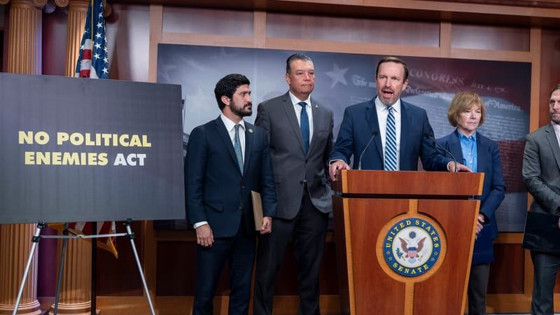 Der demokratische Senator Chris Murphy (M.) stellt mit Parteikollegen das Gesetz zum Schutz der Meinungsfreiheit vor. Der demokratische Senator Chris Murphy (M.) stellt mit Parteikollegen das Gesetz zum Schutz der Meinungsfreiheit vor.