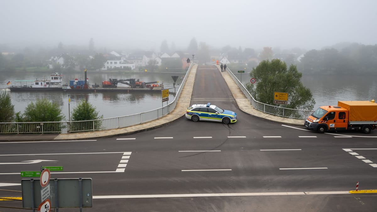 Tovorno ladjo ponoči trčila v dva mostova na reki Moseli