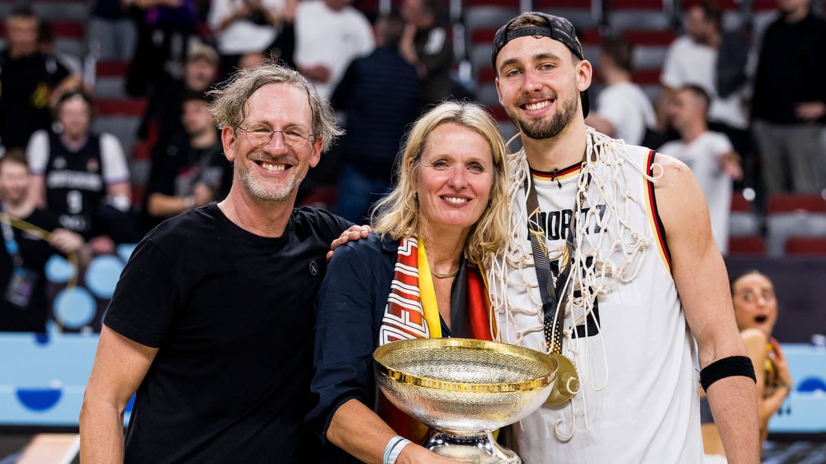 Basketball-EM-Wagner-Br-der-jubeln-zusammen-am-Handy