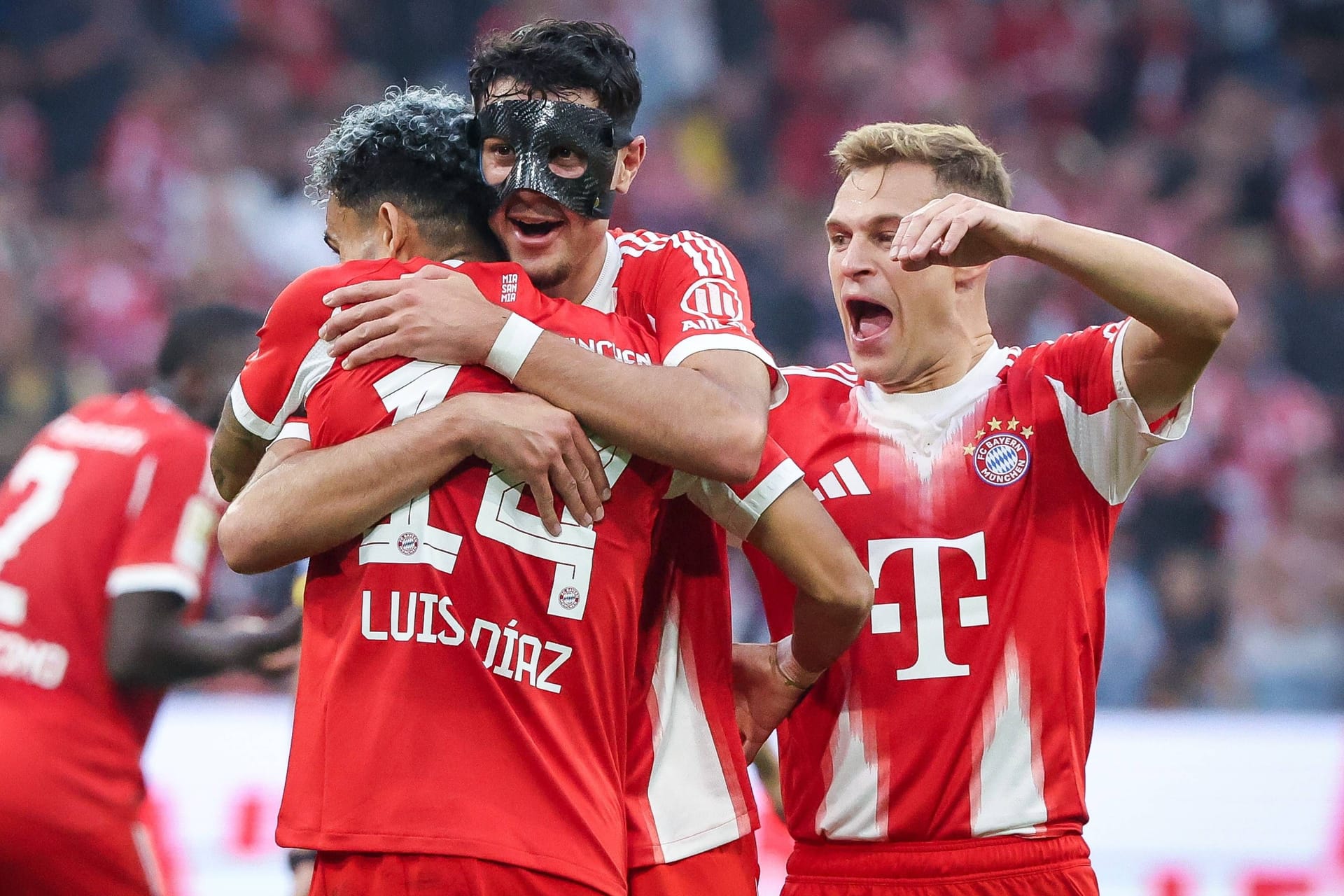 Der FC Bayern gewinnt mit 5:0 gegen den Hamburger SV und deklassiert den Aufsteiger dabei. Zwei Bayern-Stars verdienen sich die Bestnote, einer bekommt aber auch die Vier. Die Einzelkritik.