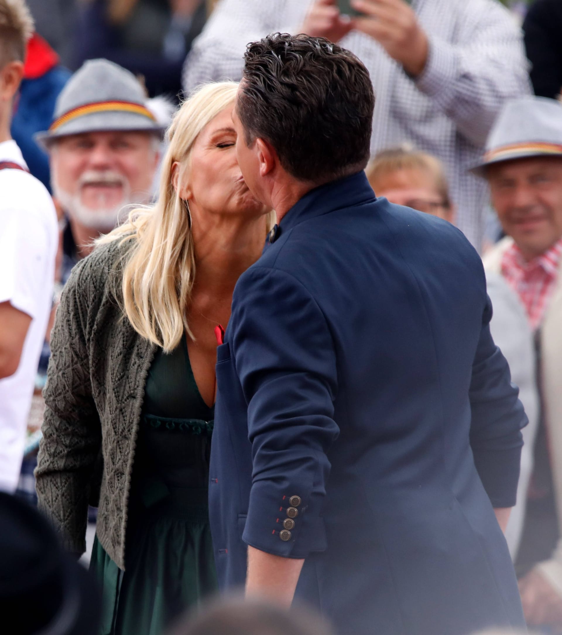 Andrea Kiewel und Stefan Mross zeigen, dass sie keine Konkurrenten sind. Andrea Kiewel und Stefan Mross zeigen, dass sie keine Konkurrenten sind.