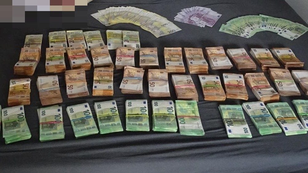 Bündelweise Bargeld: Ermittler stellten bei der Durchsuchung in Schenefeld hohe Sachwerte im sechsstelligen Bereich sicher. Bündelweise Bargeld: Ermittler stellten bei der Durchsuchung in Schenefeld hohe Sachwerte im sechsstelligen Bereich sicher.
