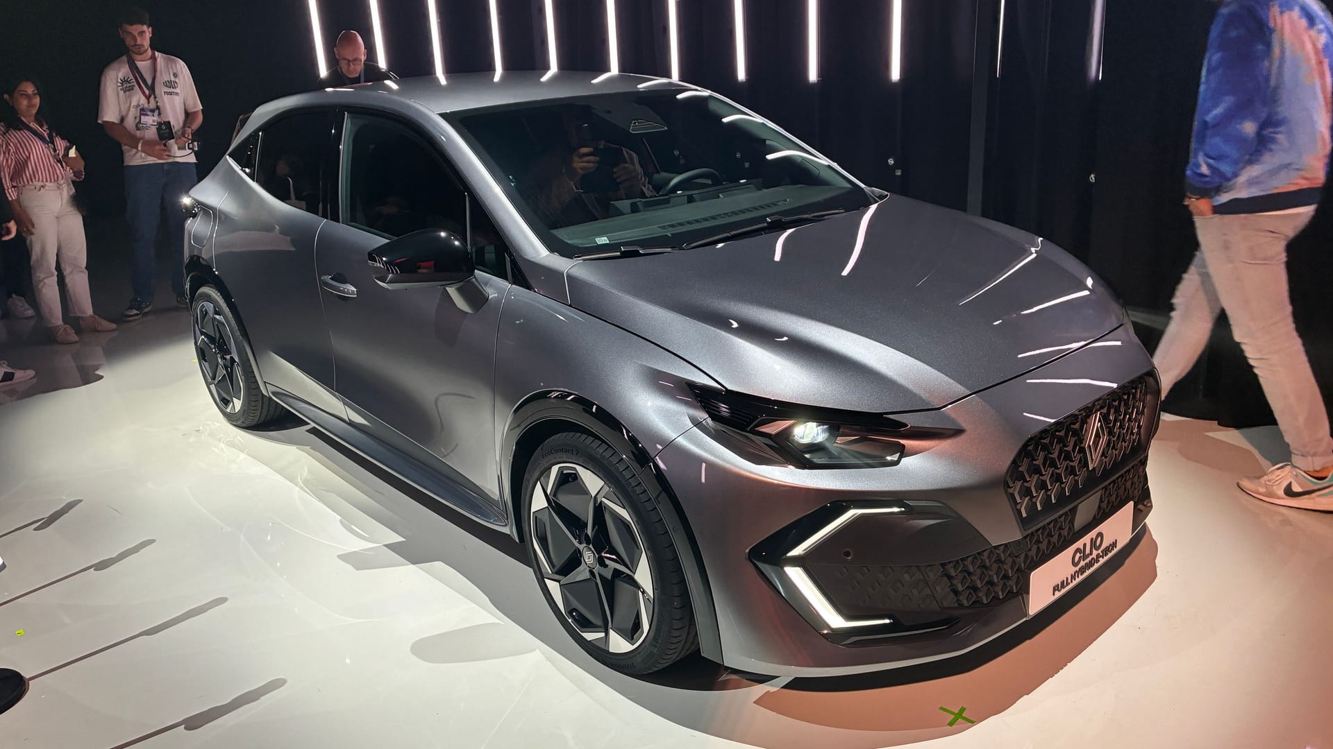 Deutlich verändert: Der neue Renalut Clio fällt mit seinem schmalen Kühlergrill auf und erinnert an Modelle aus der Unternehmensgeschichte. Deutlich verändert: Der neue Renalut Clio fällt mit seinem schmalen Kühlergrill auf und erinnert an Modelle aus der Unternehmensgeschichte.