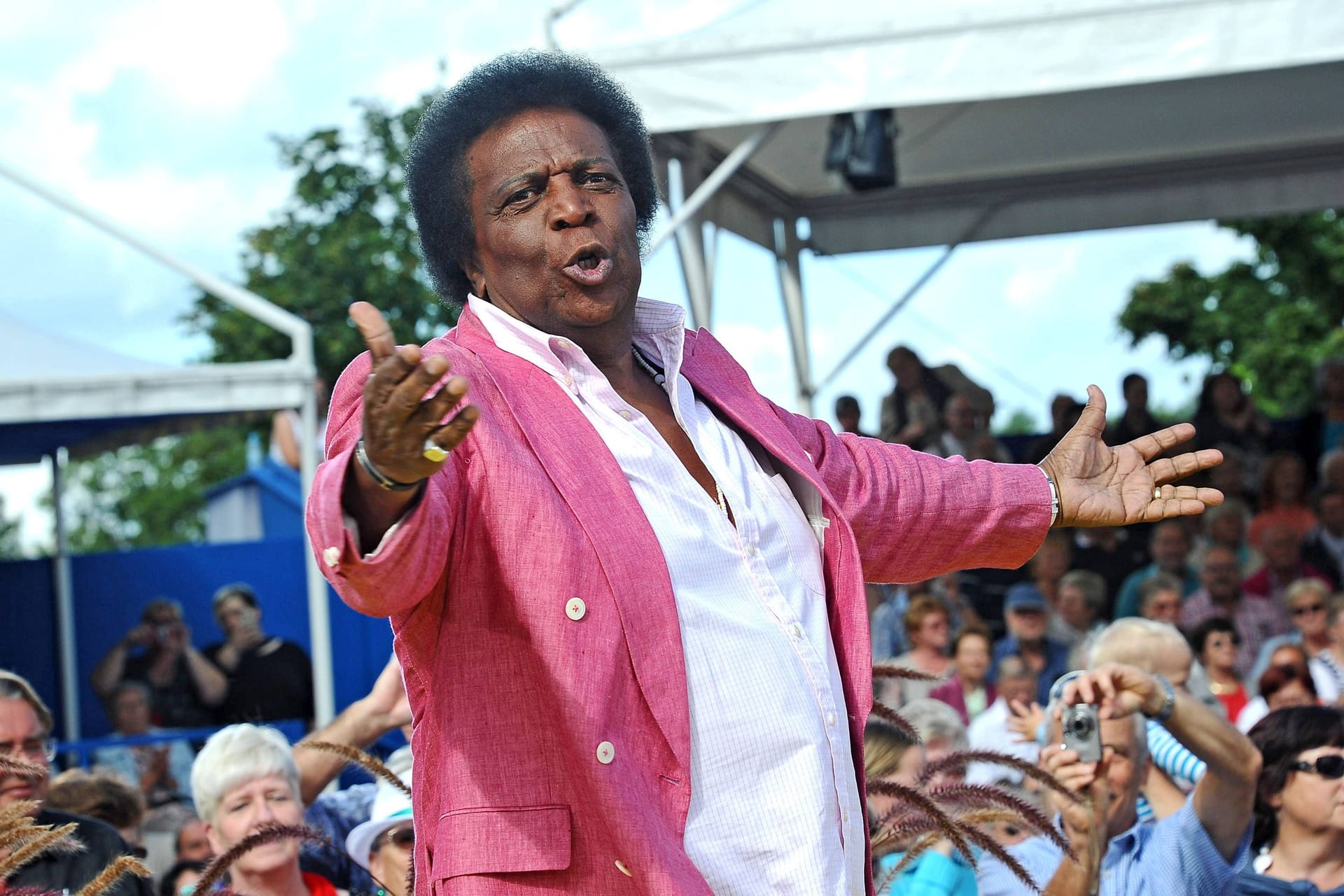 "Immer wieder Sonntags": Sänger Roberto Blanco während der ARD-Show 2016 im Europapark Rust. "Immer wieder Sonntags": Sänger Roberto Blanco während der ARD-Show 2016 im Europapark Rust.