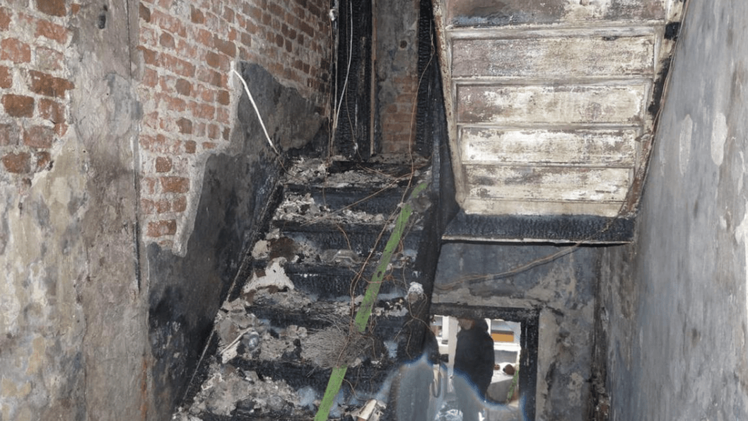 Zerstörtes Treppenhaus des Brandhauses (Archivfoto): Das Paar hatte noch versucht, hier entlangzuflüchten – kam bei dem Versuch jedoch ums Leben. Zerstörtes Treppenhaus des Brandhauses (Archivfoto): Das Paar hatte noch versucht, hier entlangzuflüchten – kam bei dem Versuch jedoch ums Leben.