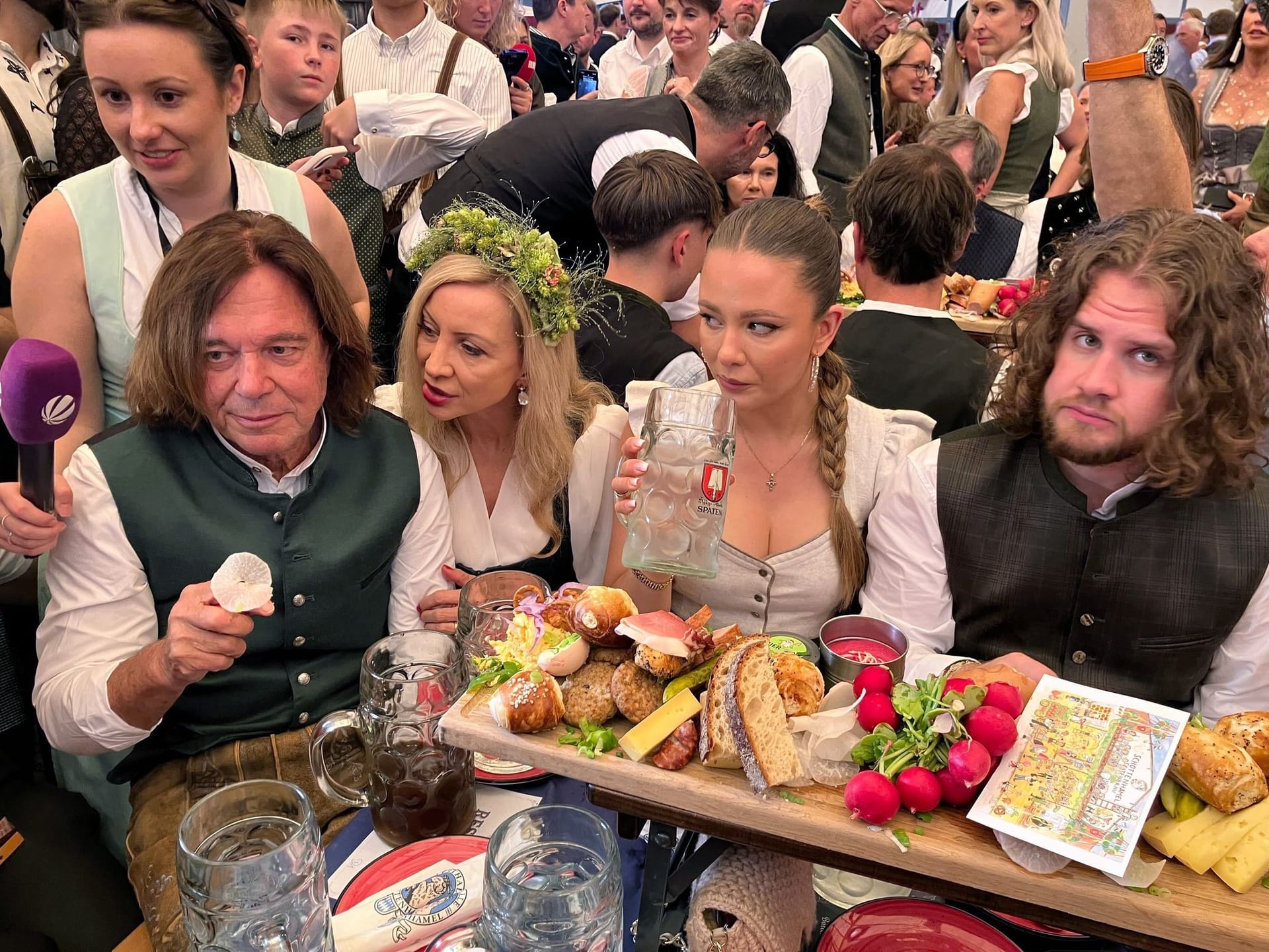 Jürgen Drews (l.), Ramona Drews, die gemeinsame Tochter Joelina Drews und ihr Freund Adrian Louis kamen gemeinsam zur Oktoberfest-Eröffnung in München.