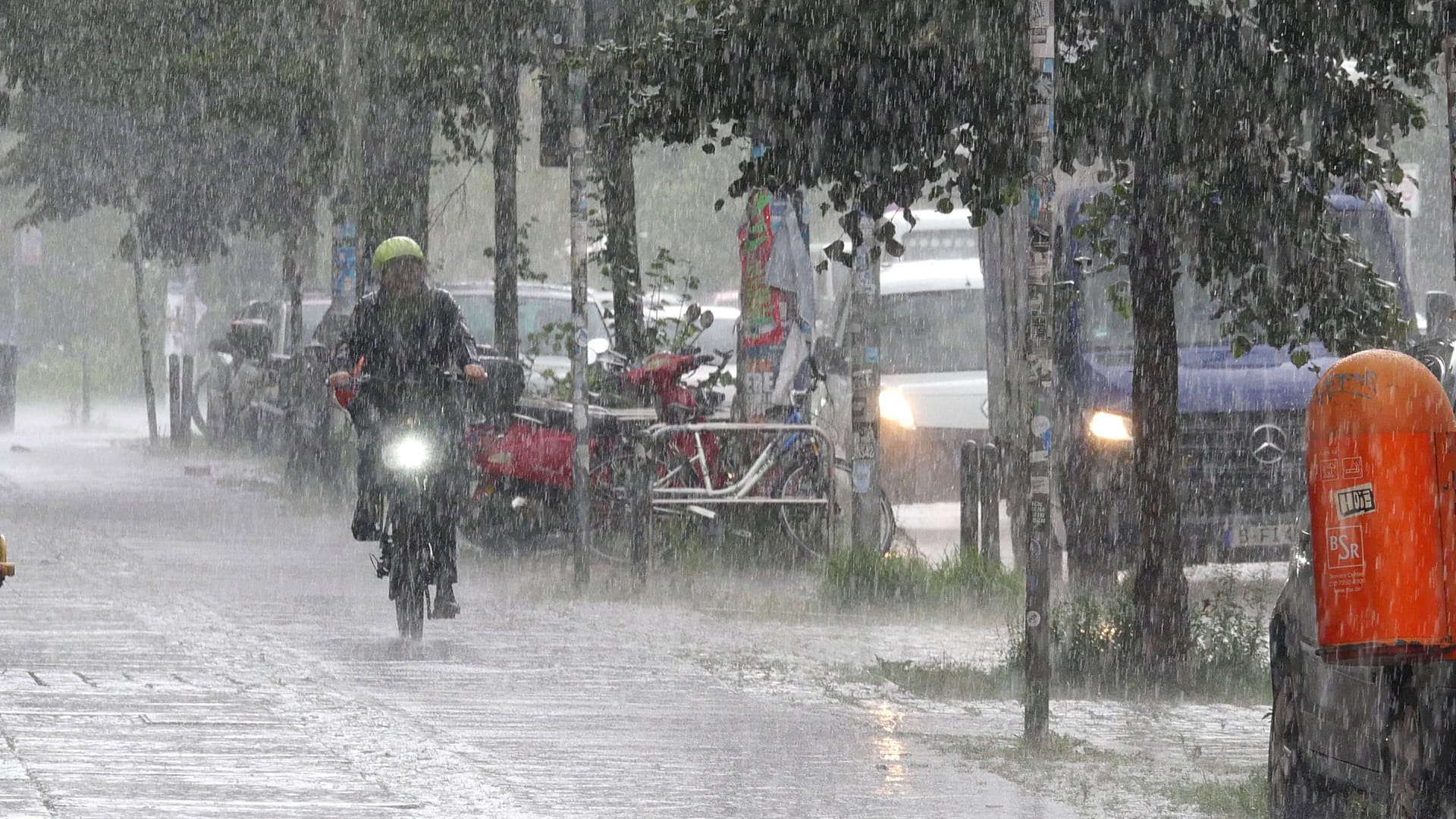 Regenwetter in Berlin (Archivbild): Deutschland erlebt eine massive Wetter-Wende. Regenwetter in Berlin (Archivbild): Deutschland erlebt eine massive Wetter-Wende.