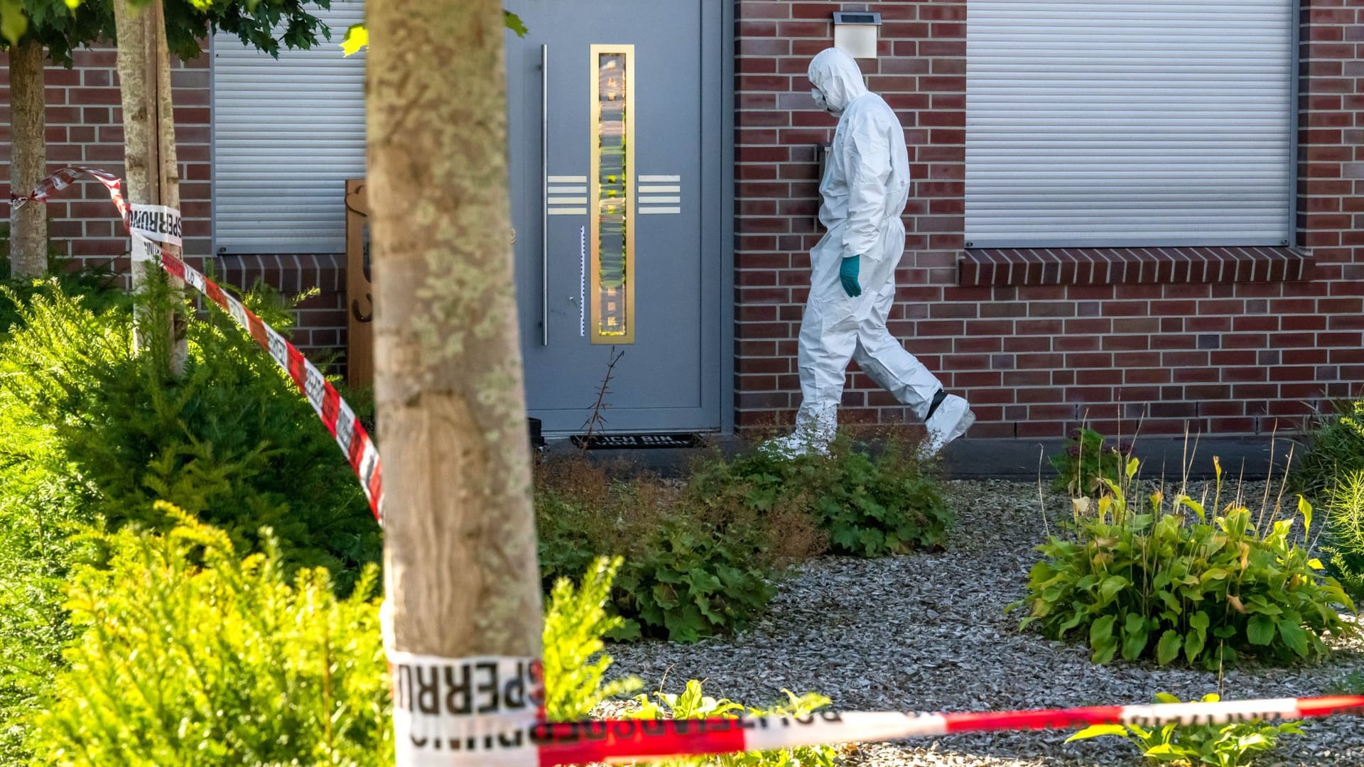 Einsatzkräfte sichern Spuren am Tatort, nachdem ein 34-Jähriger dort seine Lebenspartnerin getötet haben soll.