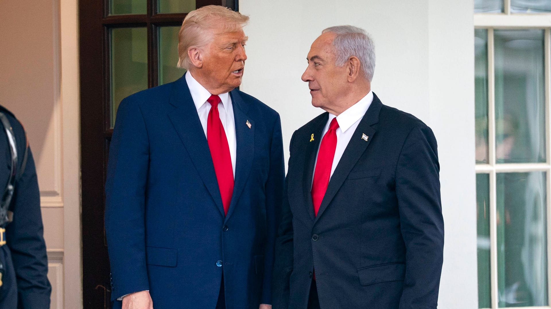 Trump (l.) begrüßt Benjamin Netanjahu im Weißen Haus (Archivbild). Trump (l.) begrüßt Benjamin Netanjahu im Weißen Haus (Archivbild).