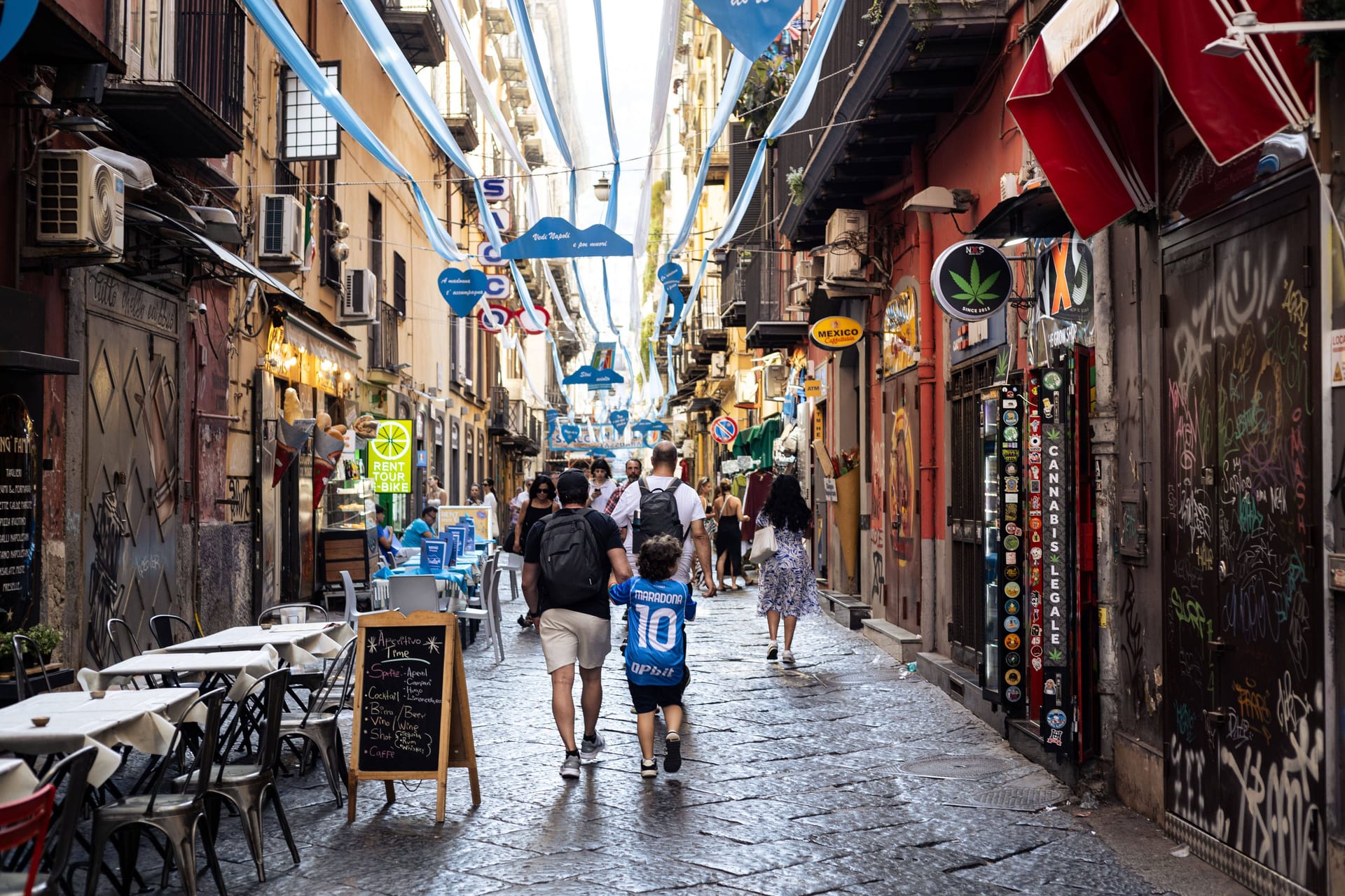 Nach dem Gewinn der italienischen Fußballmeisterschaft: Die Spaccanapoli in Neapel ist mit hellblauen Girlanden des SSC Neapel geschmückt.