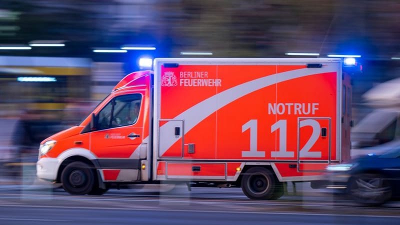 Ein Rettungswagen der Berliner Feuerwehr fährt mit Blaulicht zum Einsatz (Symbolbild): Das Feuer war in einem unausgebauten Dachstuhl ausgebrochen. Ein Rettungswagen der Berliner Feuerwehr fährt mit Blaulicht zum Einsatz (Symbolbild): Das Feuer war in einem unausgebauten Dachstuhl ausgebrochen.