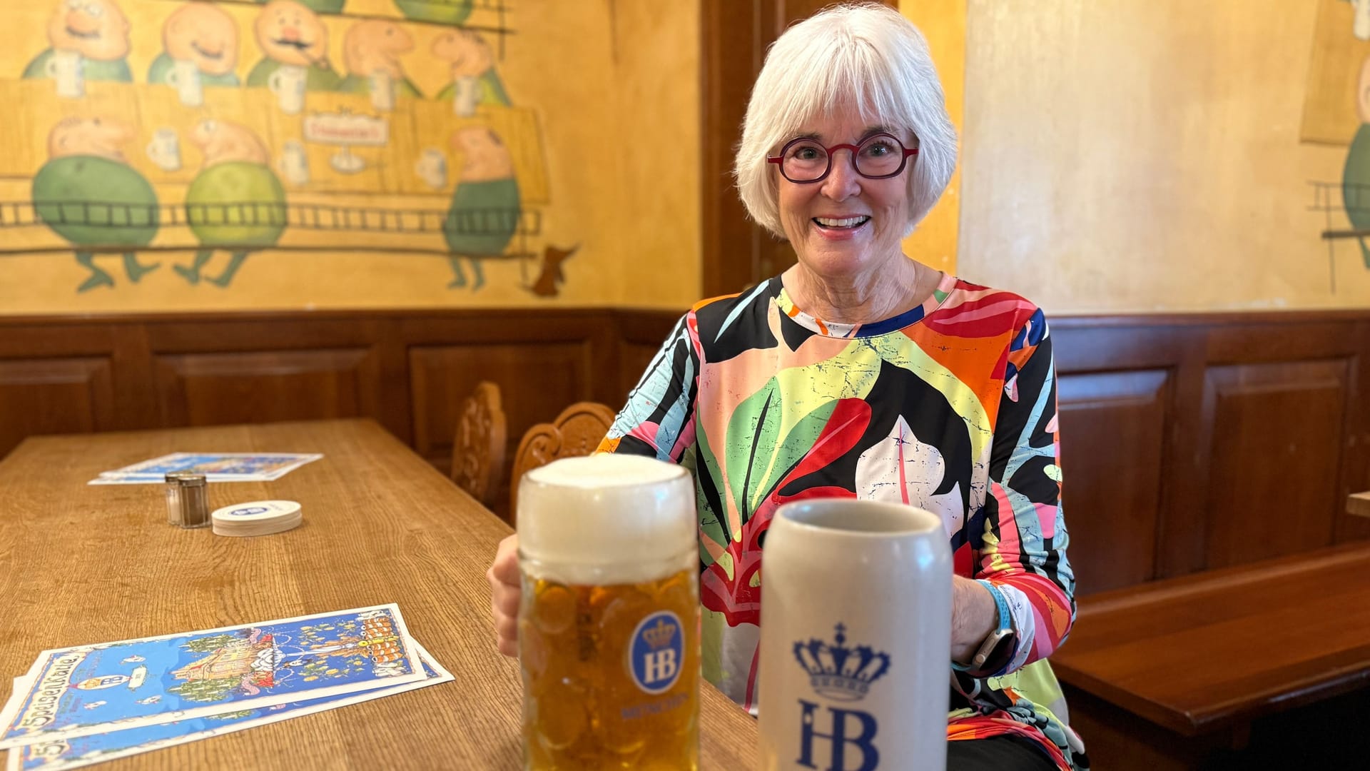 Carol Todd mit dem Steinkrug: Mit 23 Jahren "lieh" sich die heute 73-Jährige diesen im Münchner Hofbräuhaus aus. Carol Todd mit dem Steinkrug: Mit 23 Jahren "lieh" sich die heute 73-Jährige diesen im Münchner Hofbräuhaus aus.