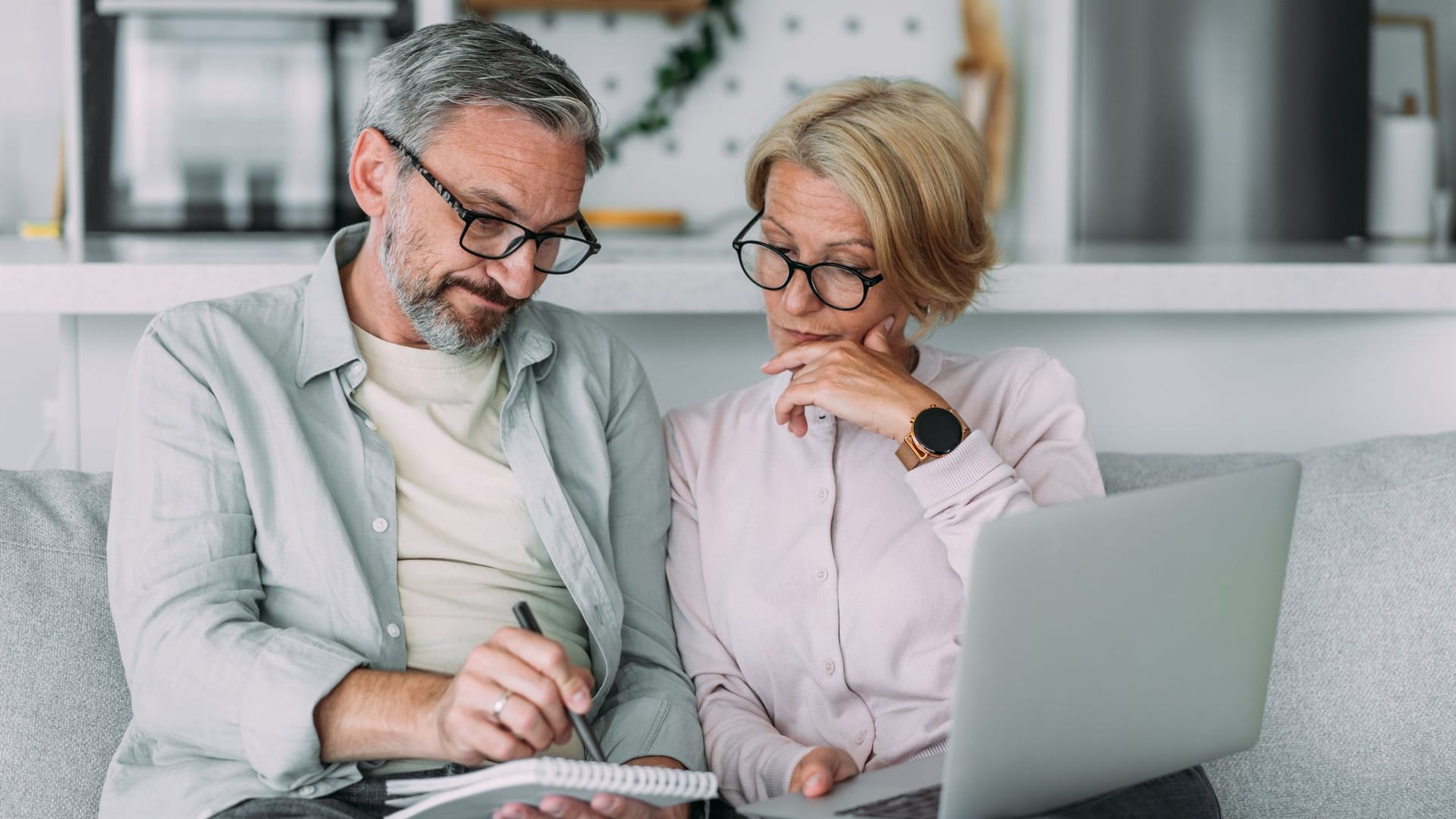 Paar kontrolliert Finanzverträge Paar kontrolliert Finanzverträge