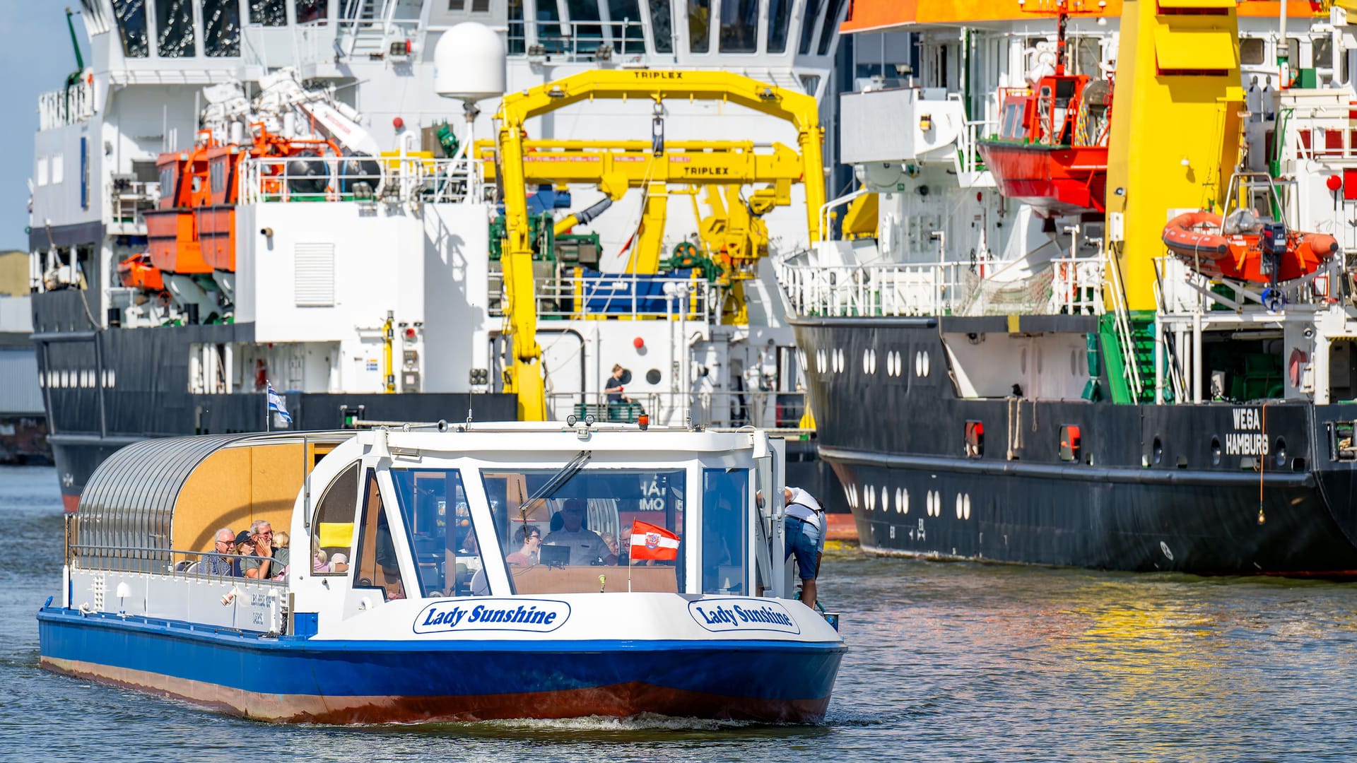 "MS Lady Sunshine" im Fischereihafen: Matrose Mark Lippert führt die Passagiere als Gästeführer durch die Tour. "MS Lady Sunshine" im Fischereihafen: Matrose Mark Lippert führt die Passagiere als Gästeführer durch die Tour.
