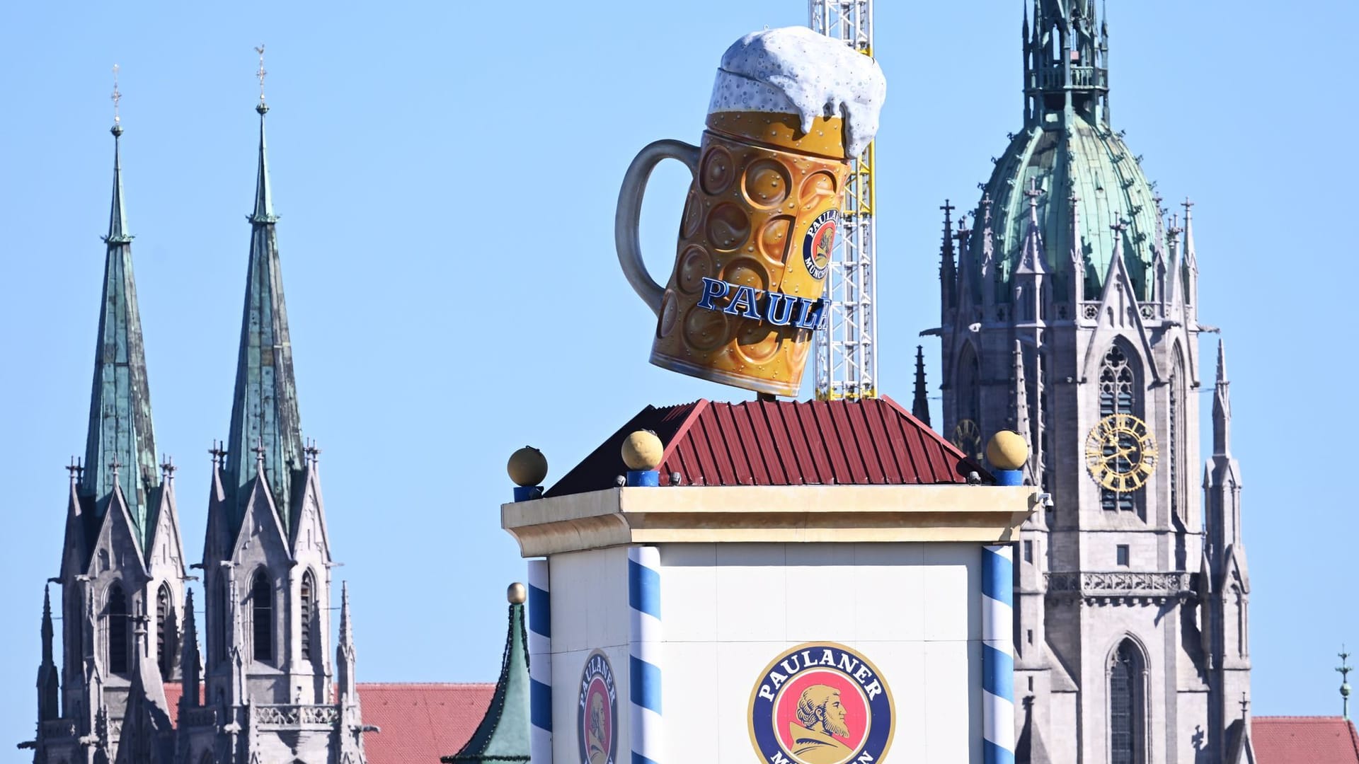 Ein überdimensionaler Bierkrug steht auf einem Turm eines Bierzelts auf dem Oktoberfestgelände an der Theresienwiese. Das 190. Oktoberfest startet am 20. September.