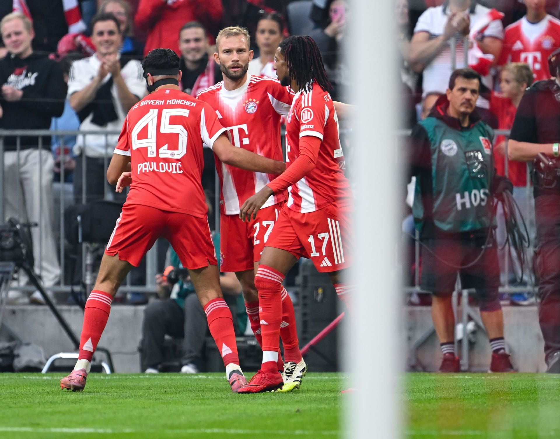 Konrad Laimer: Nutzte seine Freiräume in der Offensive. Lieferte im Zusammenspiel mit Olise die Vorlage zum 1:0. Hatte seine Füße auch bei der Entstehung des 2:0 mit im Spiel. Blieb zudem in der Rückwärtsbewegung konzentriert. Note 2