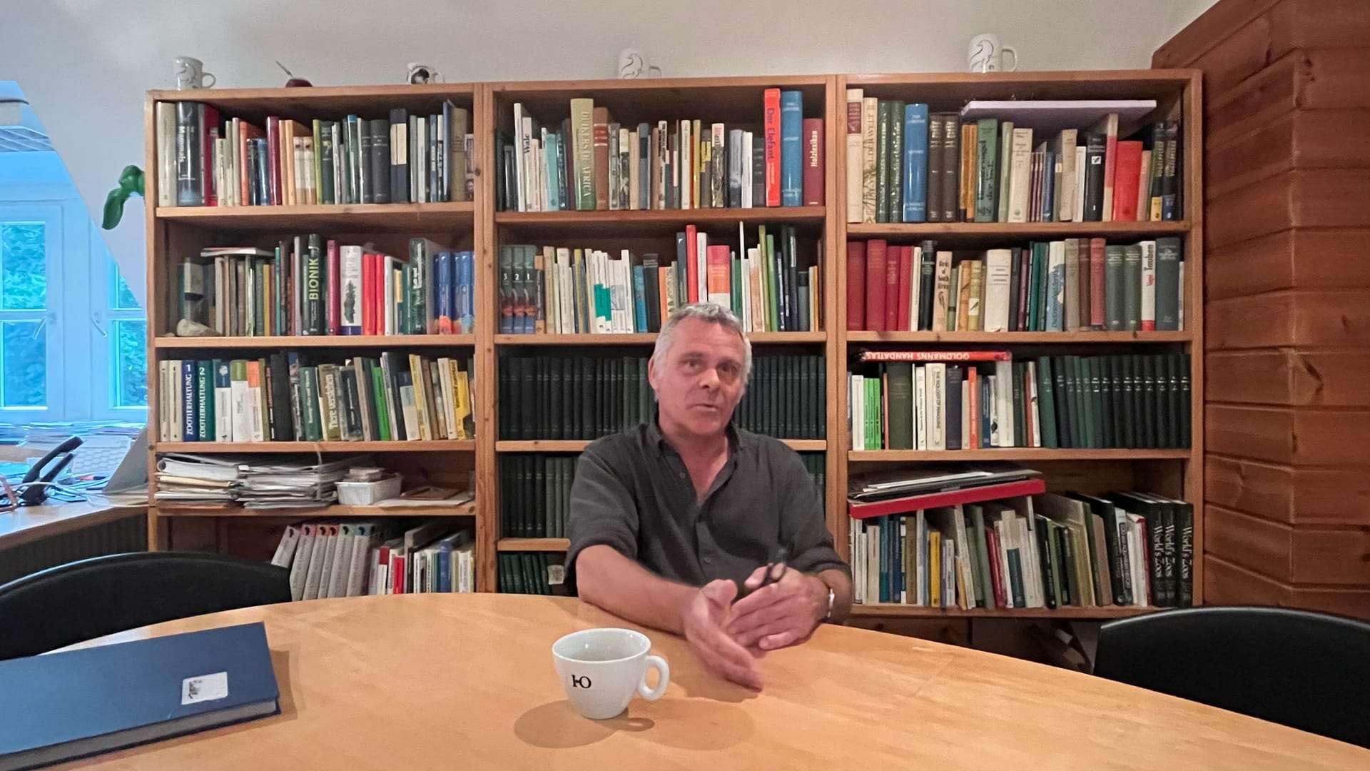 Das Gespräch fand im Büro des Direktors statt. Das Gespräch fand im Büro des Direktors statt.