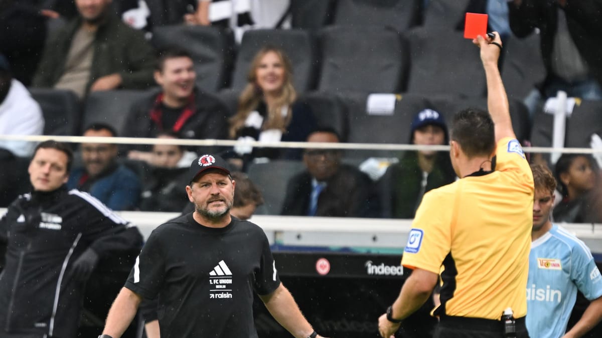 DFB preiskuje Unionovega trenerja Baumgarta zaradi geste s srednjim prstom