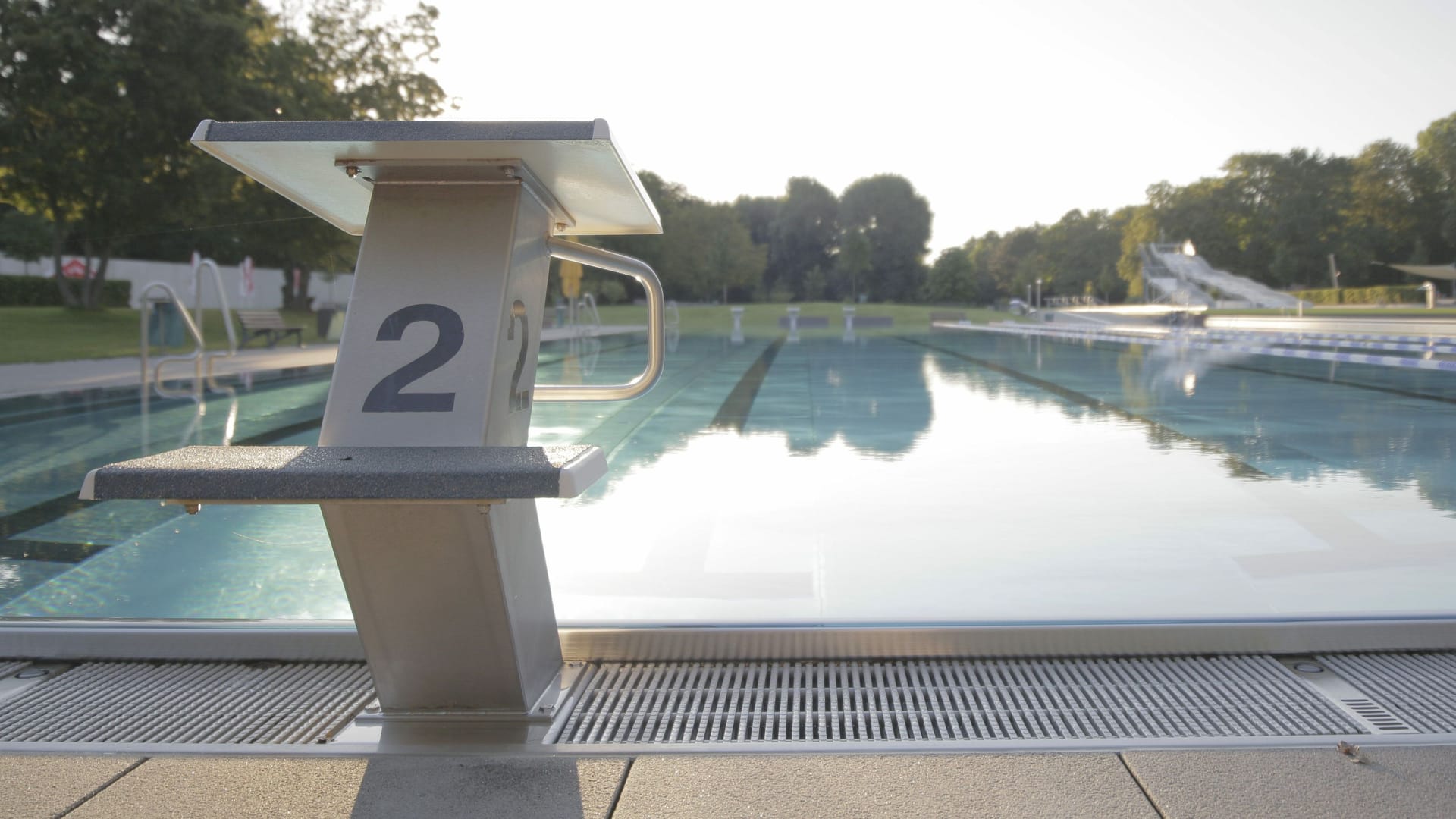 Ein Startblock am Schwimmerbecken im Westbad: Das Freibad bleibt länger als geplant auf – allerdings dürfte es im Becken kälter werden. Ein Startblock am Schwimmerbecken im Westbad: Das Freibad bleibt länger als geplant auf – allerdings dürfte es im Becken kälter werden.